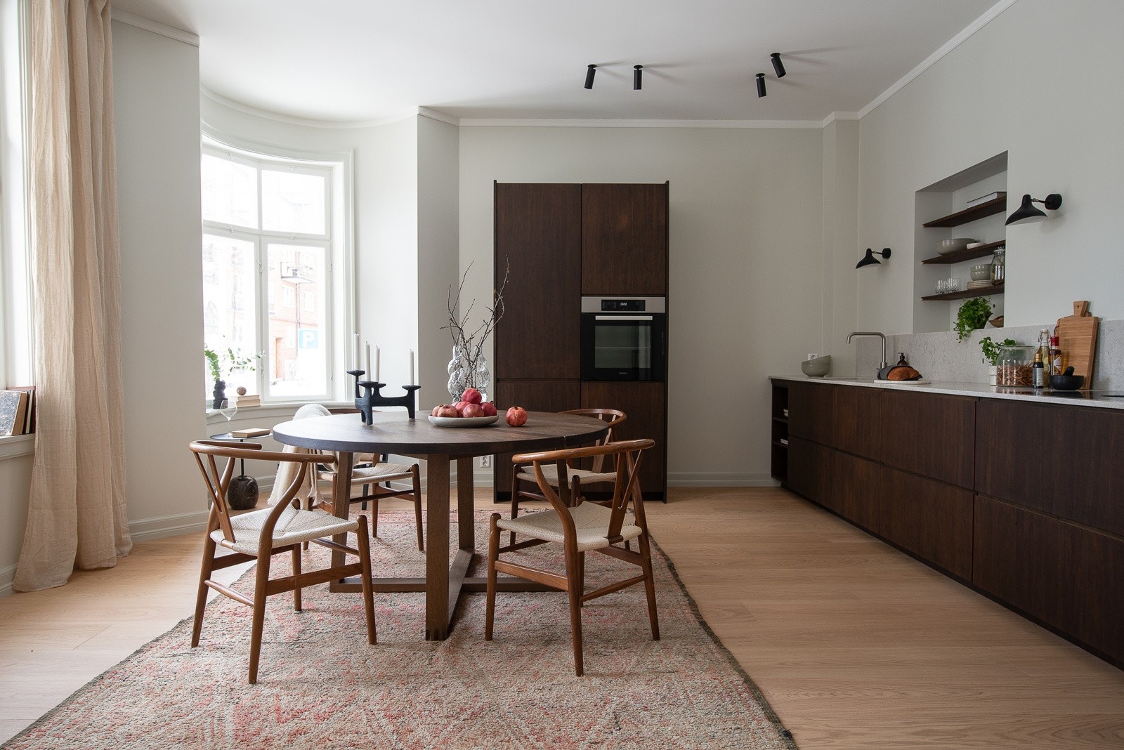 Stilfull kjøkkeninnredning med fronter av bambus tilpasset av møbelsnekker. Galleribilde