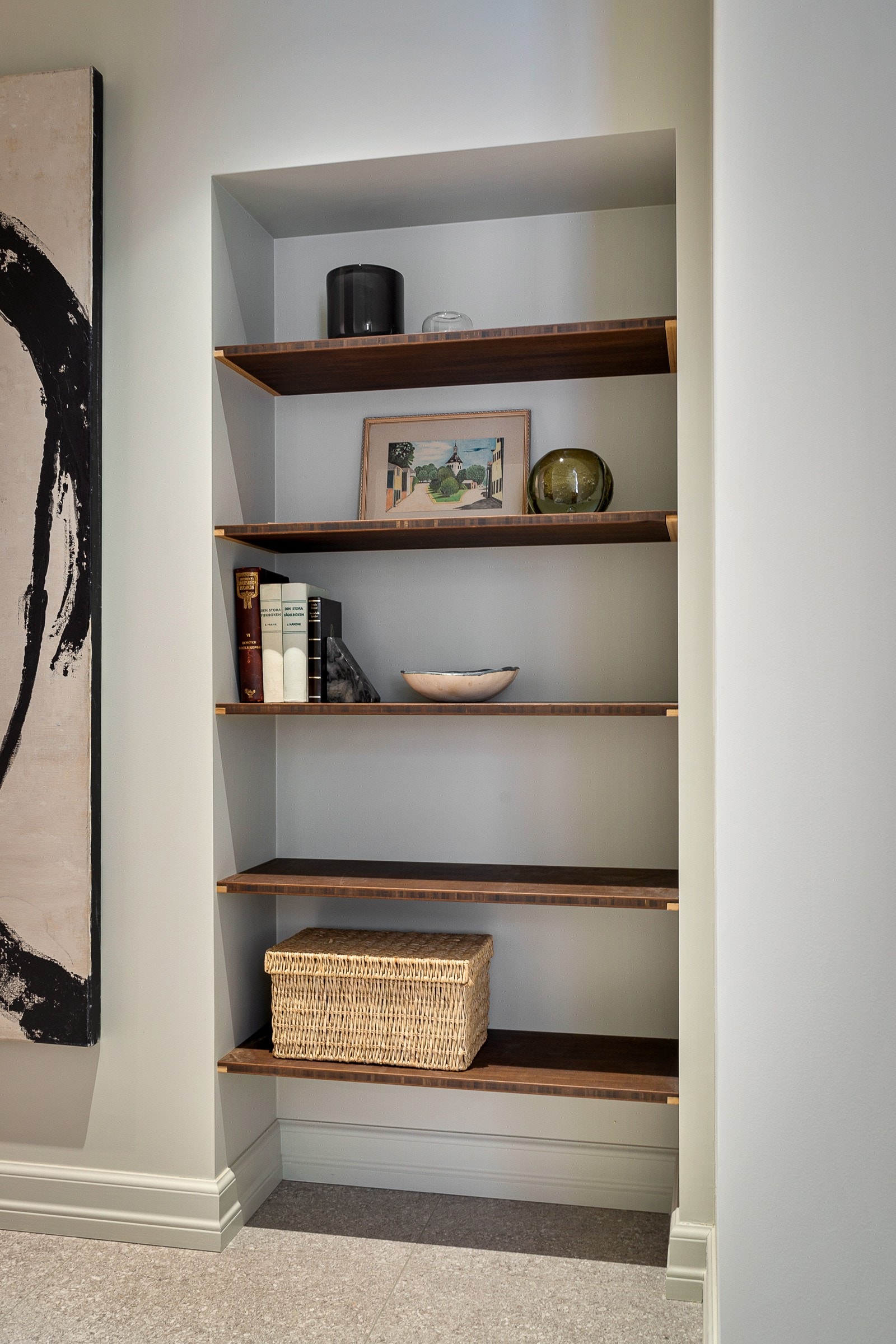Plassbygde hyller i gang i samme materiale. Galleribilde