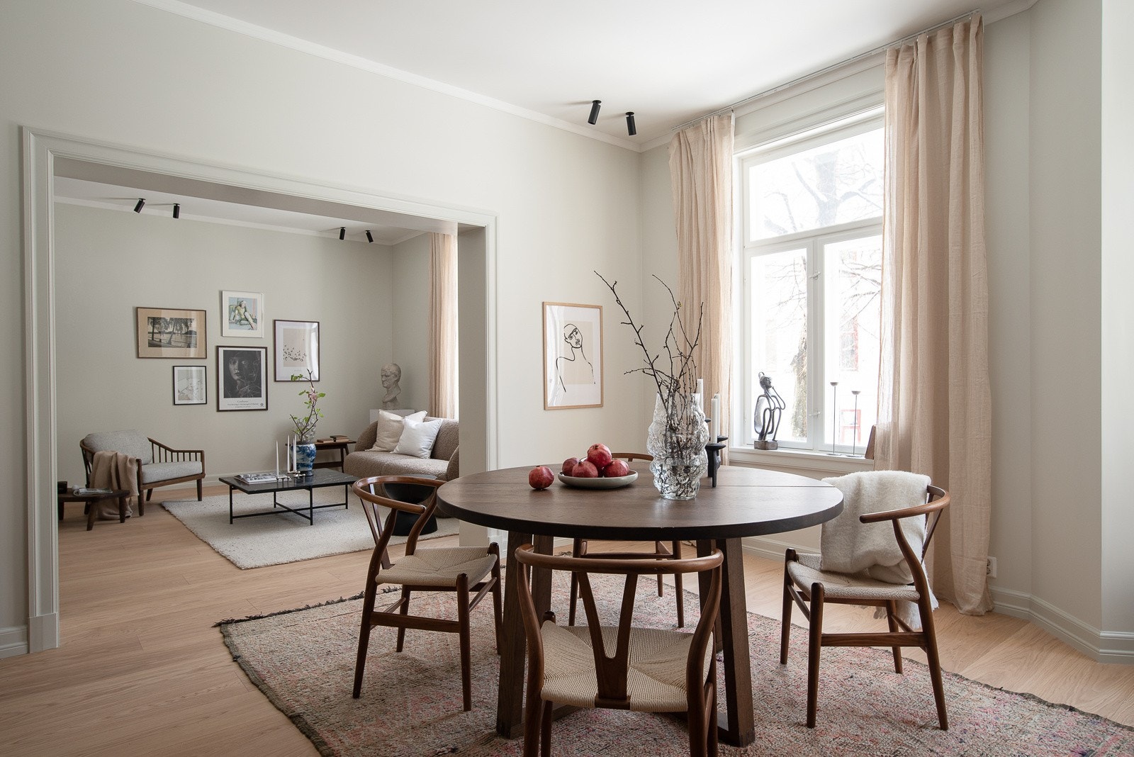 Det er god plass til spisebord på kjøkkenet. Galleribilde