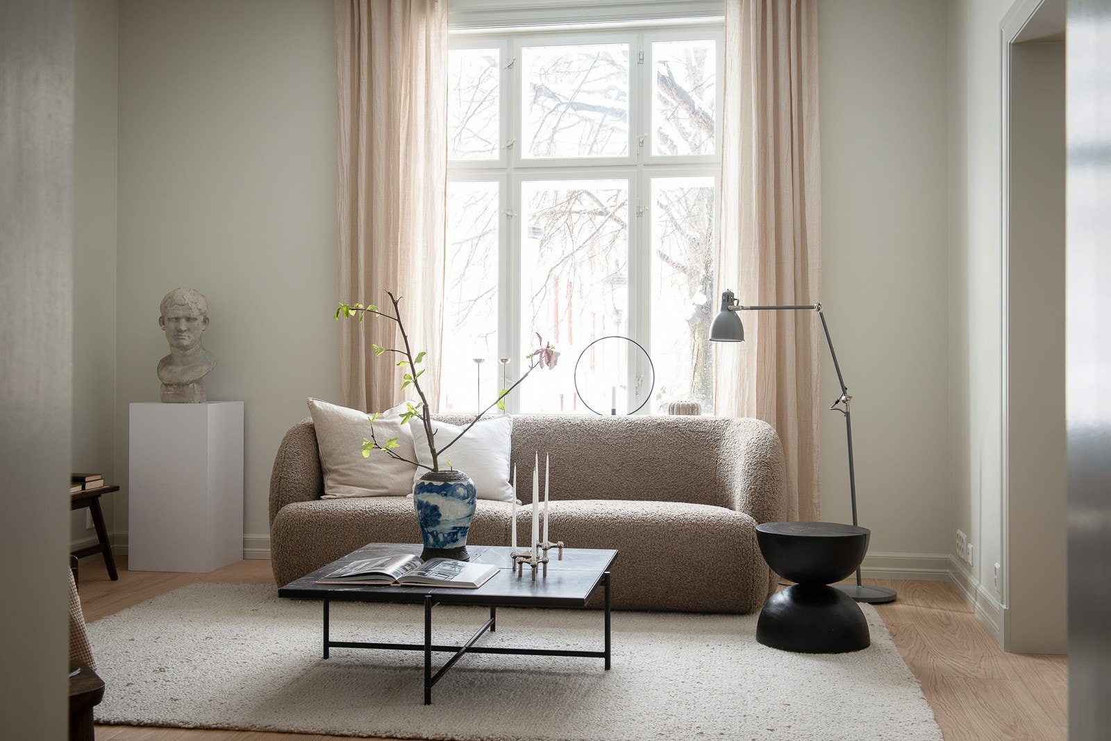 Innvendig fremstår leiligheten som meget tiltalende med delikate fargetoner og eksklusive materialvalg. Galleribilde