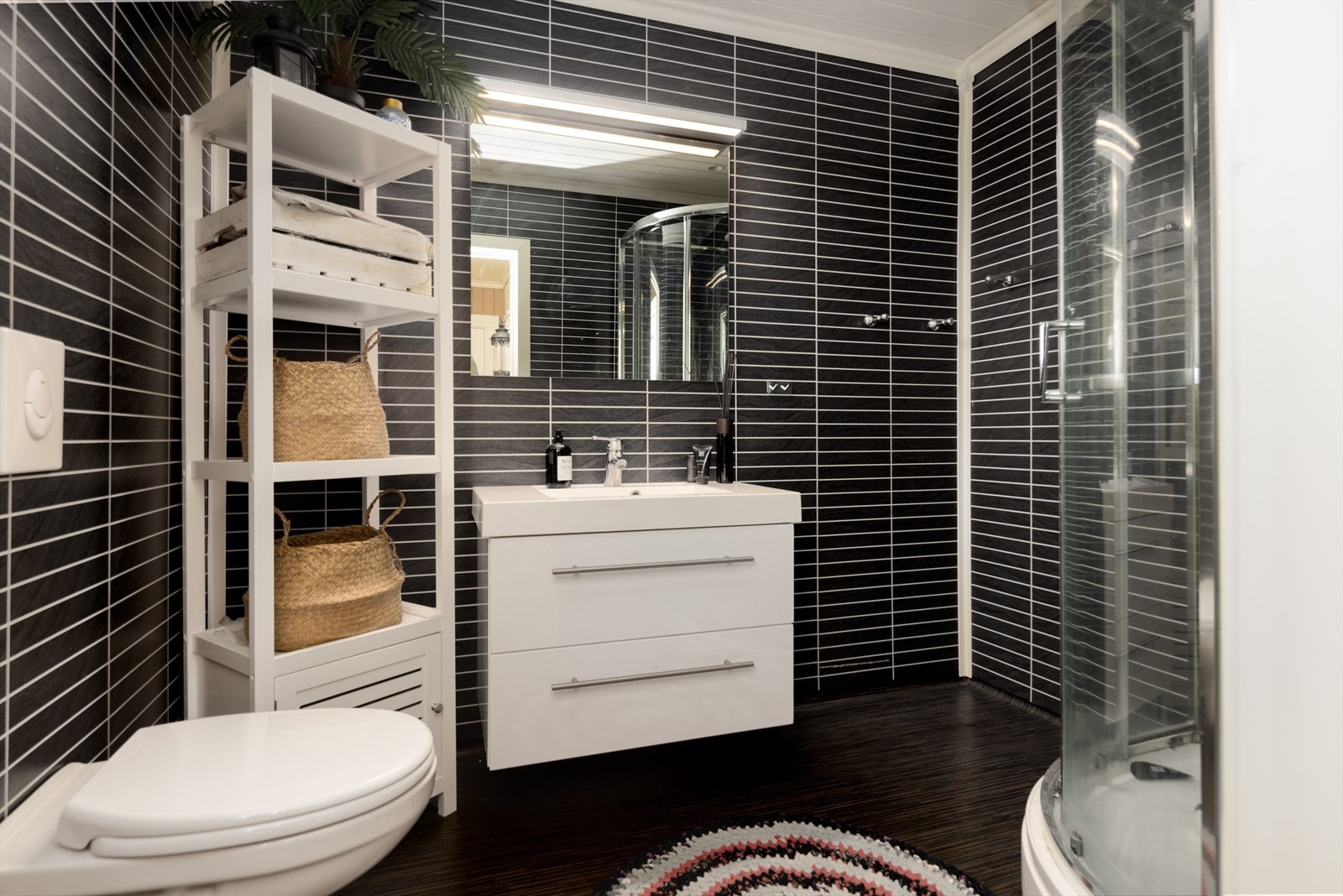 Badet i 1. etasje er fra 2017. Galleribilde