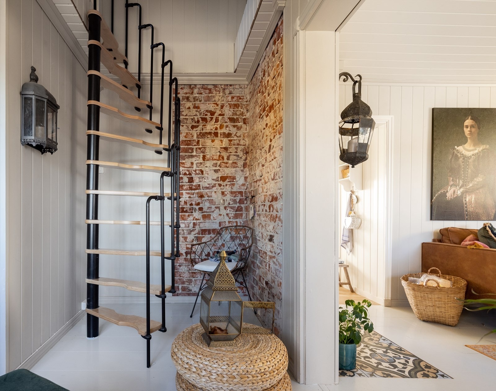 Fra den ene stuen, via en elegant vindeltrapp, går man opp på loftet, først inn et lite oppholdsrom og en bod. Galleribilde