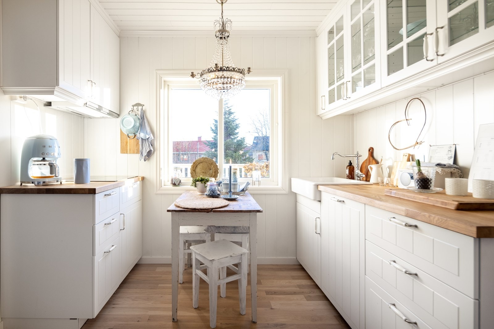 Kjøkkenet her er av nyere dato og med benkeplater av tre og eikeparkett på gulvet. Nyt frokosten med utsikt over din egen hage. Galleribilde