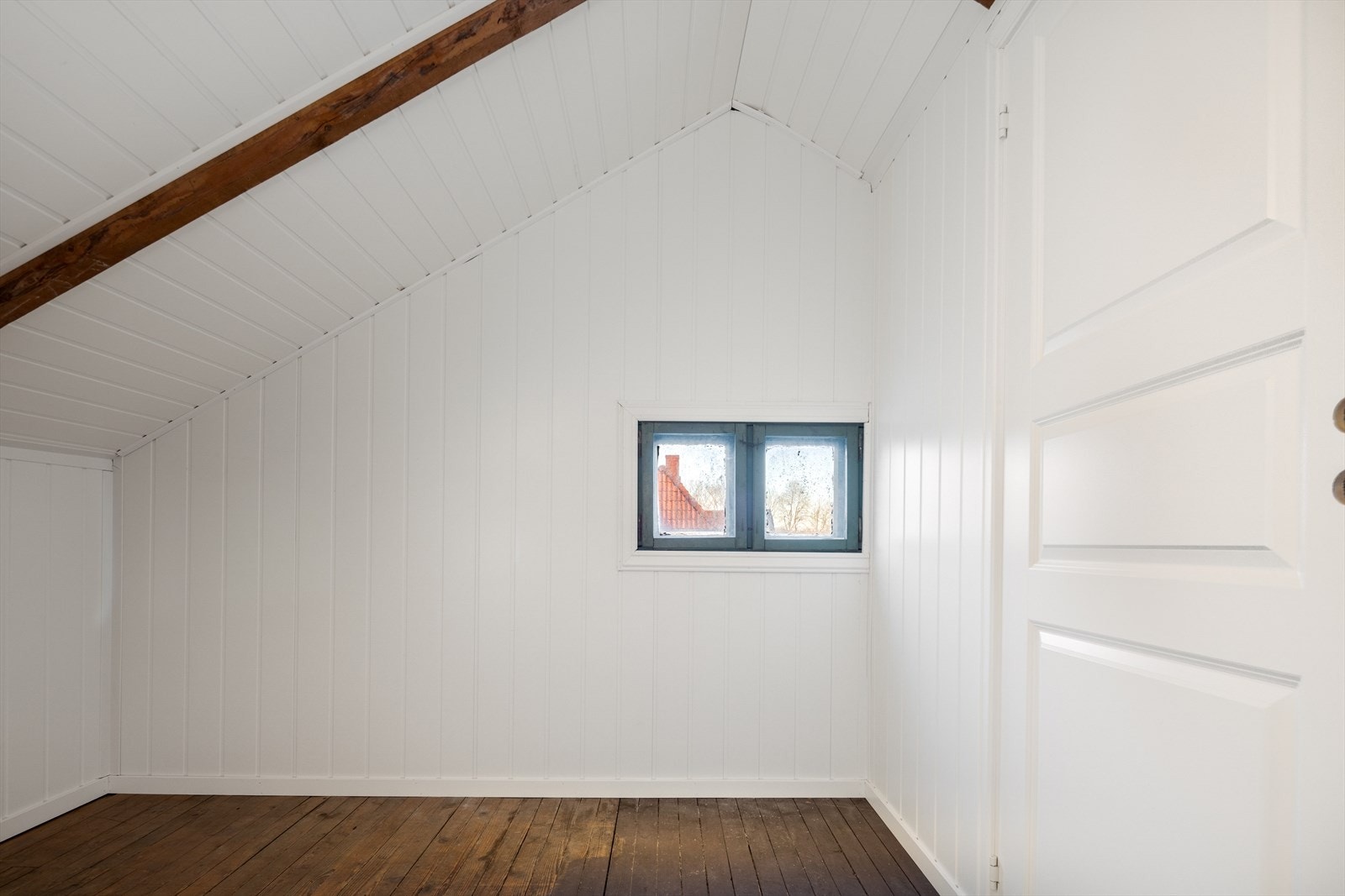 Boden på loftet var tiltenkt et toalettrom. Det skal i følge eier være lagt klart rør til toalett og servant til rommet. Galleribilde