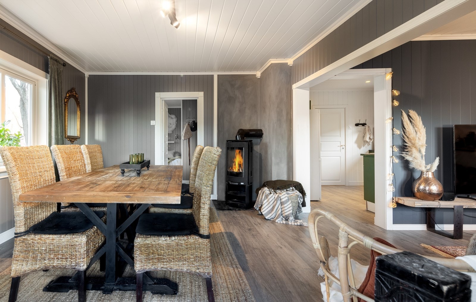Her finnes også og frittstående vedovn, med en gråpusset brannmur. Rommene innbyr virkelig til hygge både høst og vinter. Galleribilde