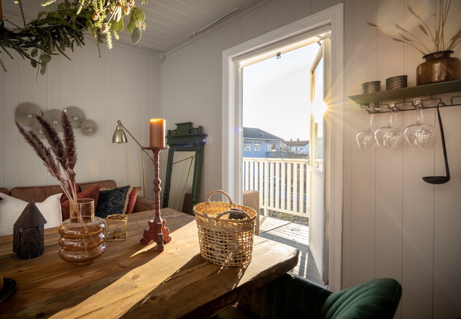 Annen etasje har tilgang til en liten østvendt balkong og en større sydvendt veranda med god utsikt utover nabolag og tretopper. Galleribilde