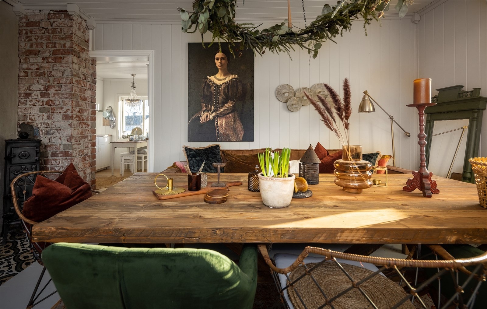 Foran kakkelovnen er det lagt ornamenterte fliser og man har pusset frem de gamle teglsteinene i brannmuren for å synliggjøre husets historie. Galleribilde