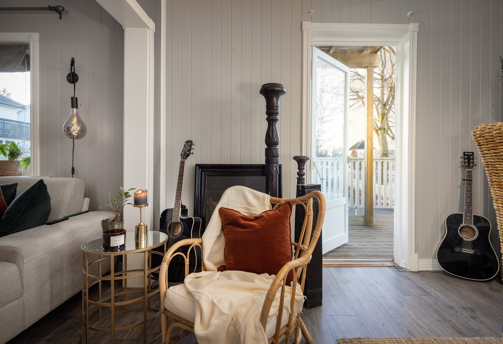 Om sommeren slår man opp døren til den sydvendte verandaen og slipper varmen og lyset inn eller nyter frokosten i morgensolen. Galleribilde
