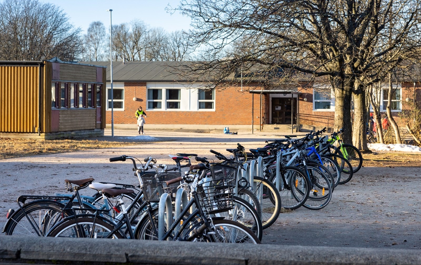 Gudeberg barne- og ungdomsskole ligger rett over gaten. Galleribilde