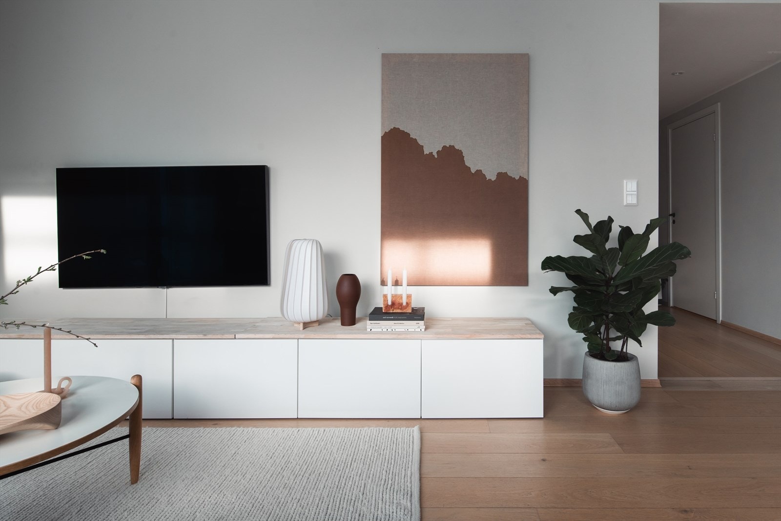 Gangen og utgangen til balkongen skaper en naturlig overgang fra kjøkkenet til sofakroken og tv benken Galleribilde