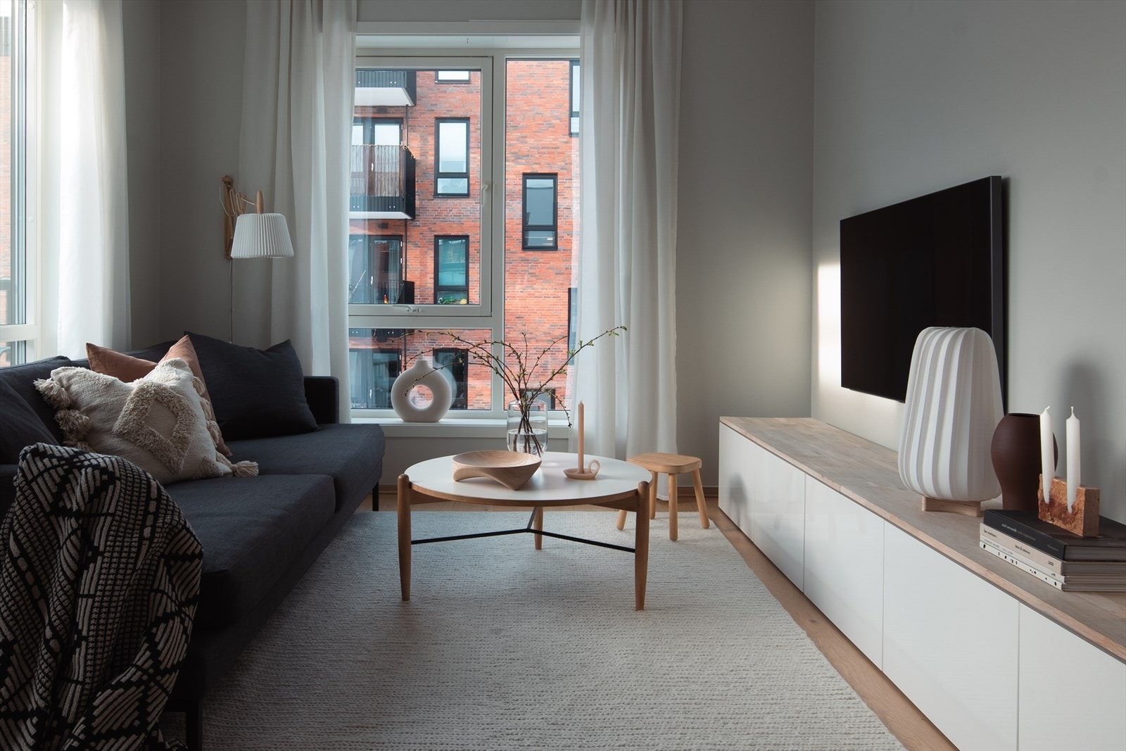 Hjørneleilighet som slipper inn lys fra to himmelretninger Galleribilde