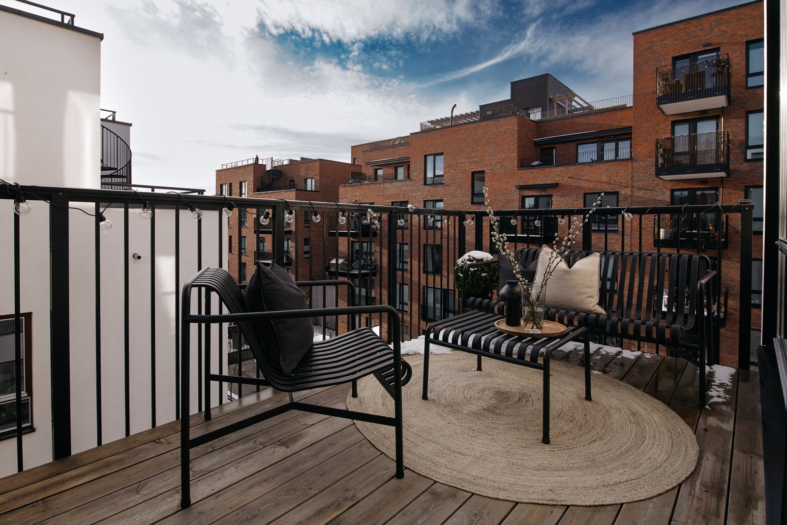 Balkongen er på hele 8 kvm og dybden gjør den enkel å møblere Galleribilde