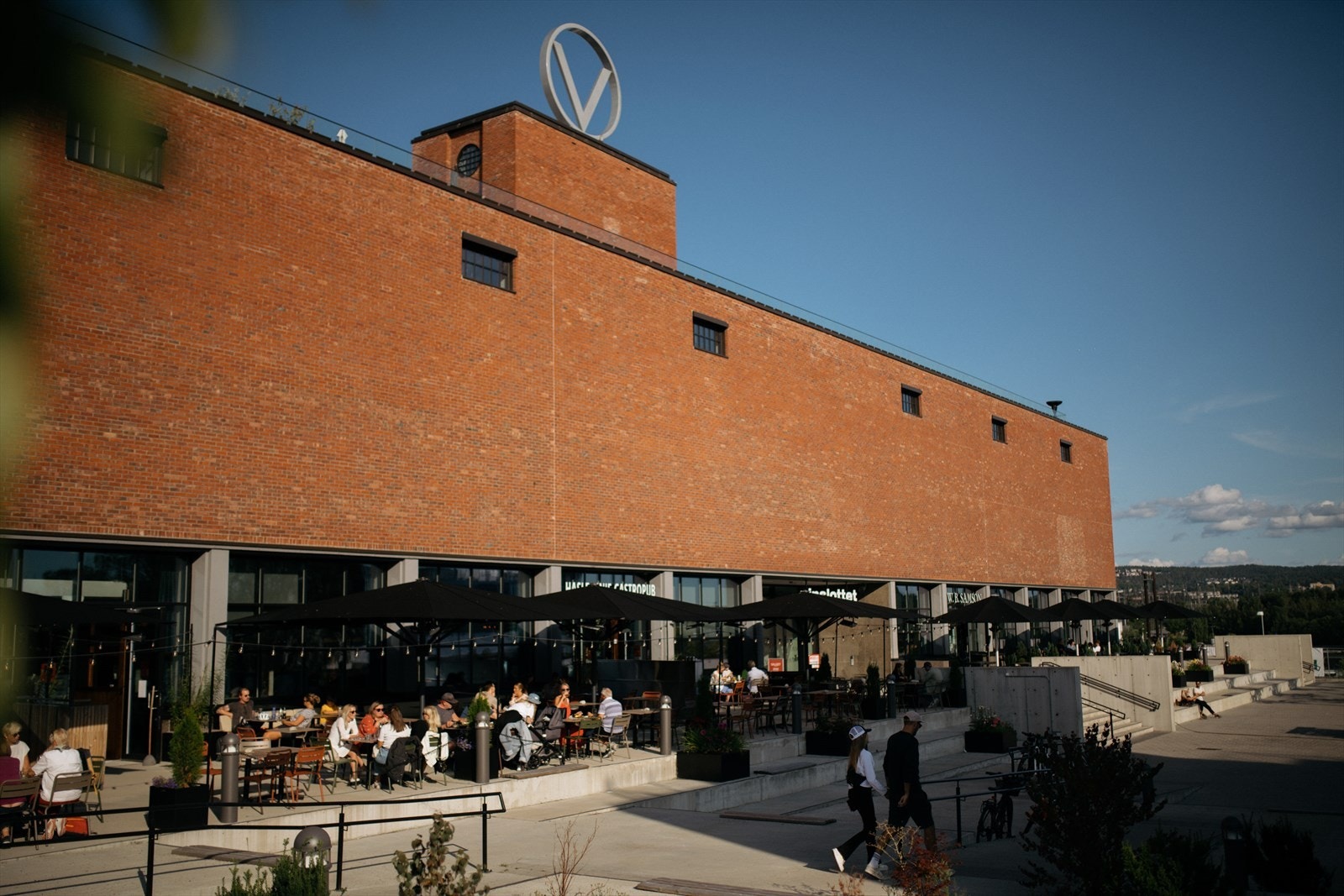 Vinslottet ligger like ved med kafeer, butikker og gastropub Galleribilde