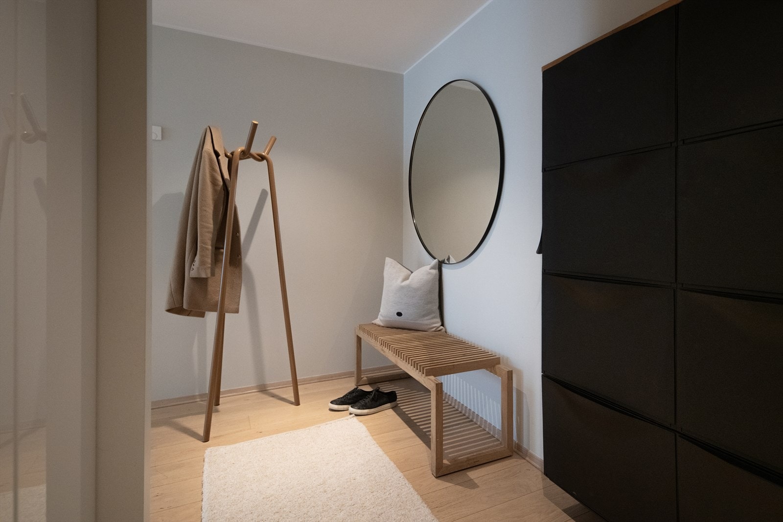 Romslig gang med gode oppbevaringsmuligheter Galleribilde