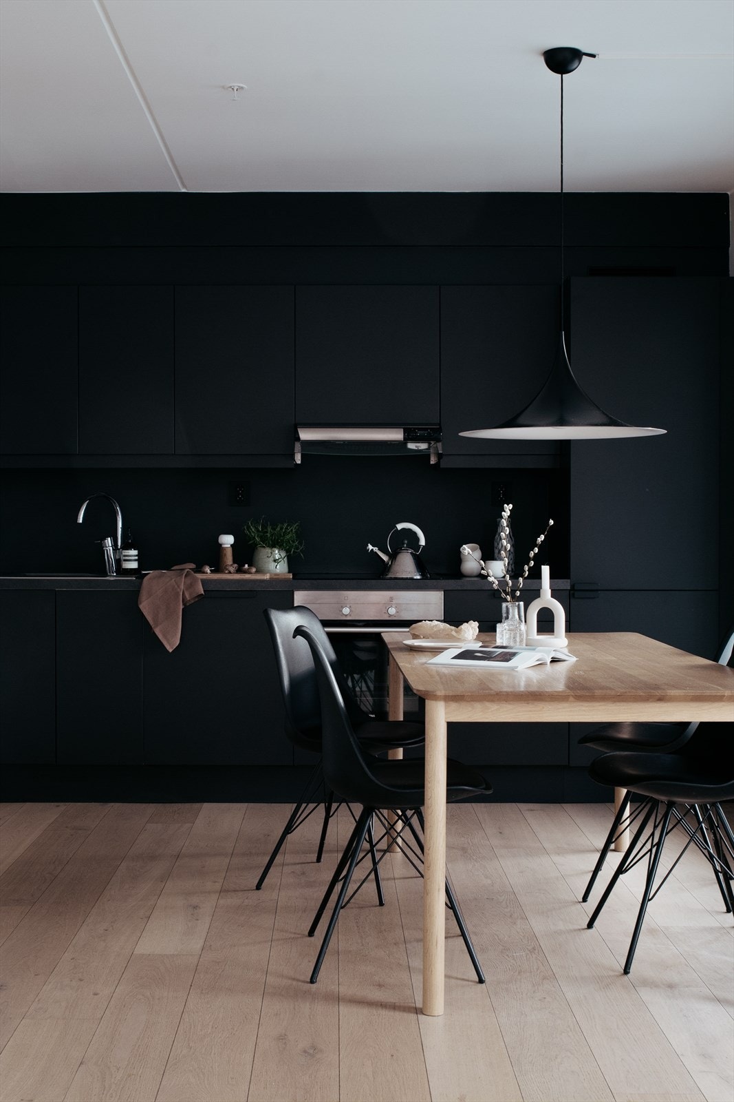 Leiligheten fremstår som innbydende og moderne Galleribilde