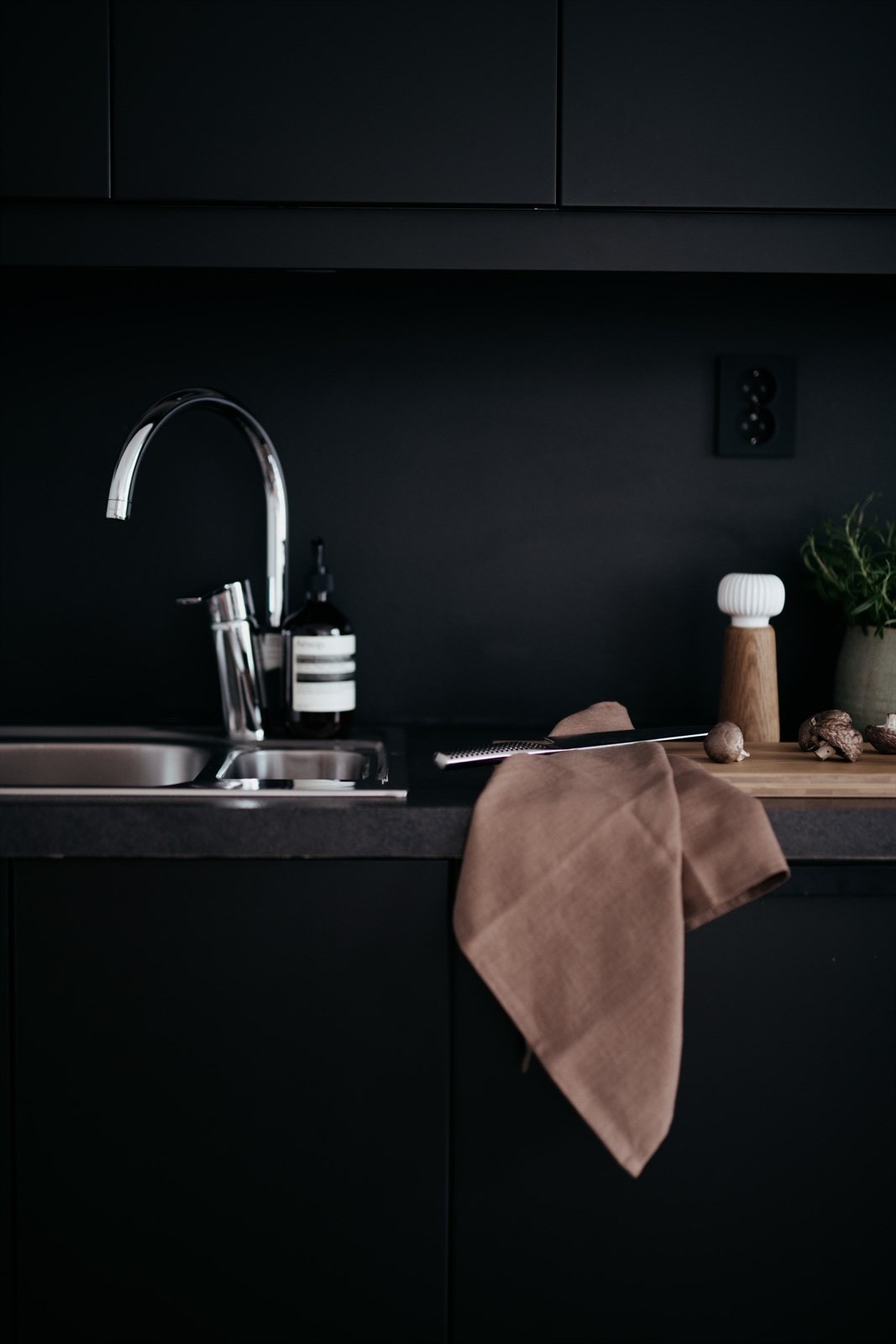 Sigdal kjøkken med mørke fronter og integrerte hvitevarer Galleribilde