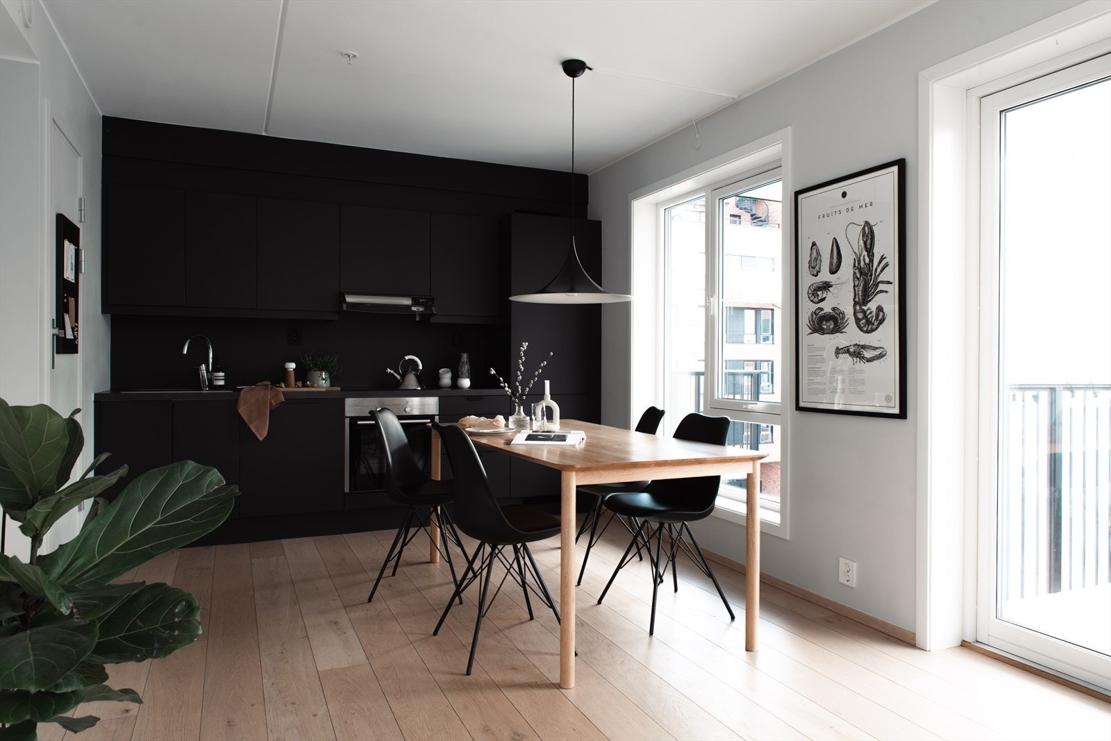 Åpen stue / kjøkkenløsning med store vindusflater som slipper inn rikelig med naturlig lys Galleribilde