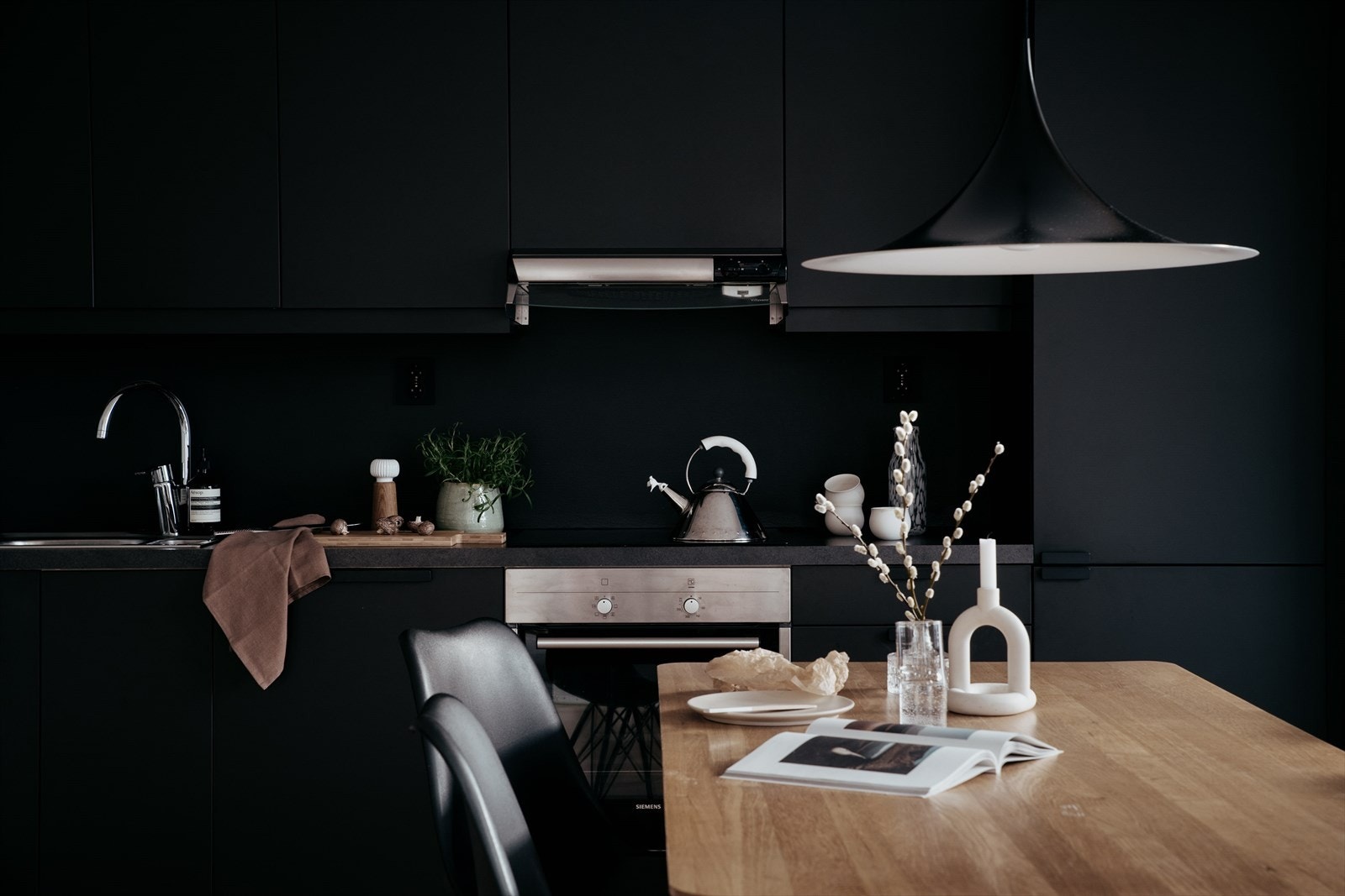 Dette er en leilighet med smakfull innredning og fokus på materialvalg Galleribilde