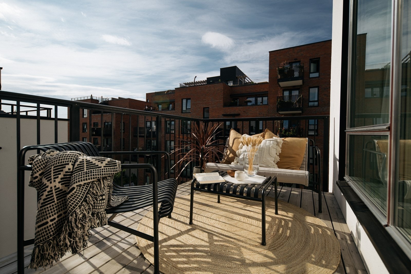 Balkongen har god plass til sittegruppe og grill Galleribilde