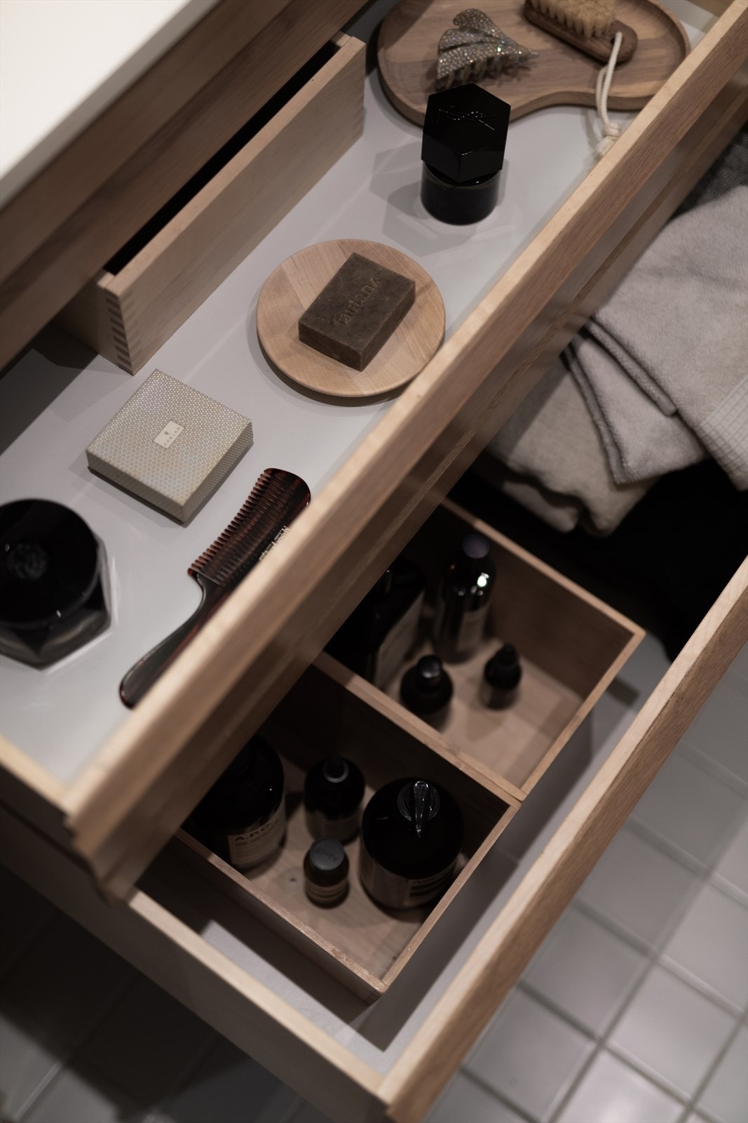 Baderomsmøbel med god plass til oppbevaring Galleribilde