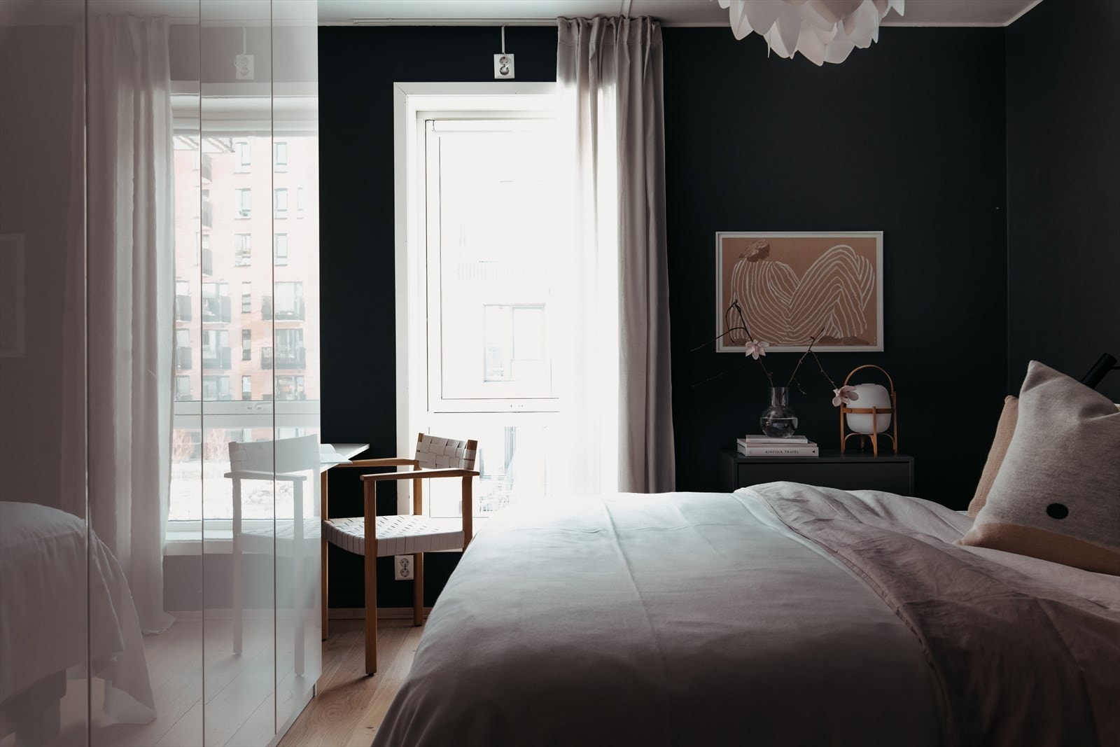 Hovedsoverommet har plass til stor garderobe og en romslig seng med nattbord på hver side Galleribilde