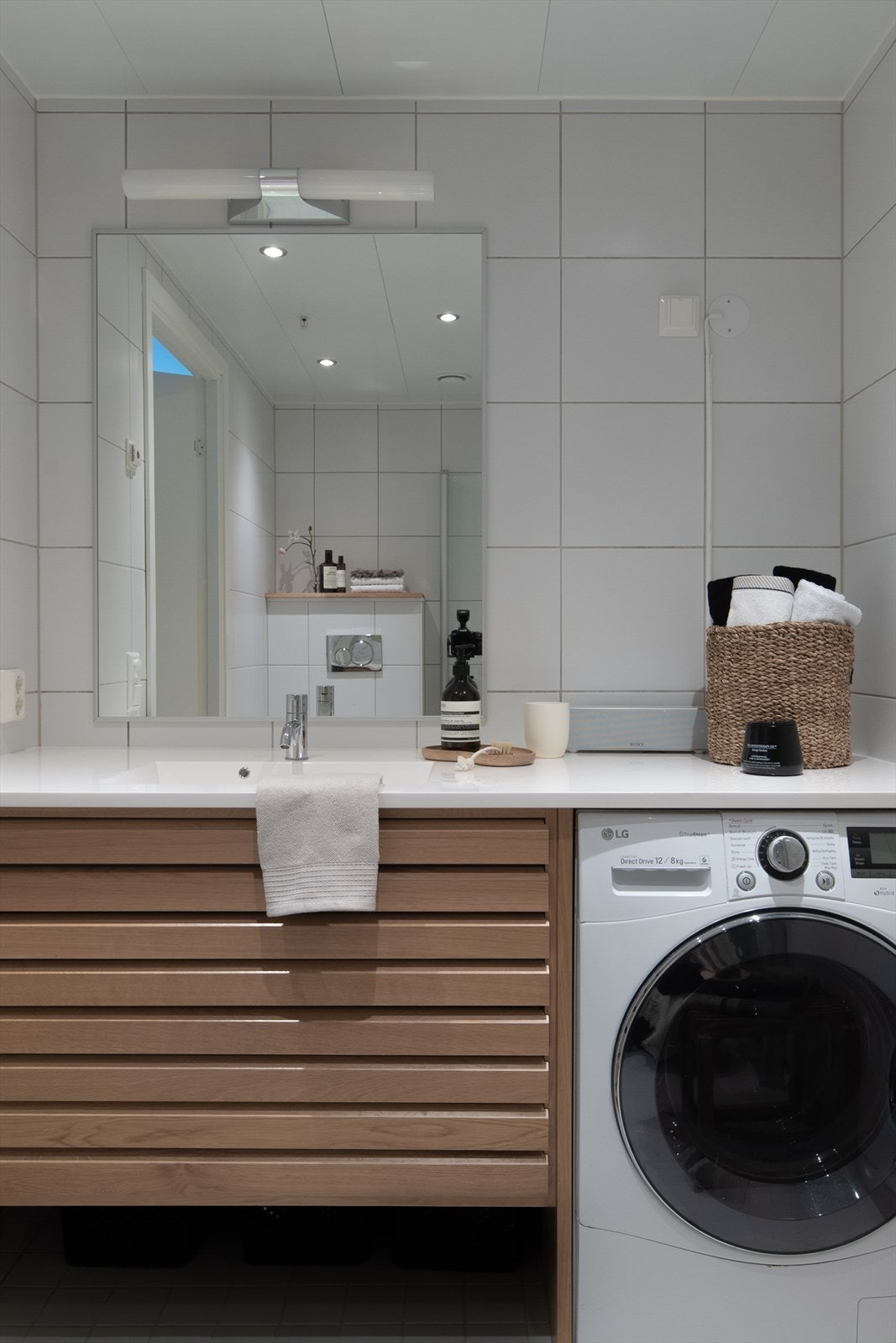 Lekkert baderom med plassbygd baderomsinnredning fra Unoform Galleribilde