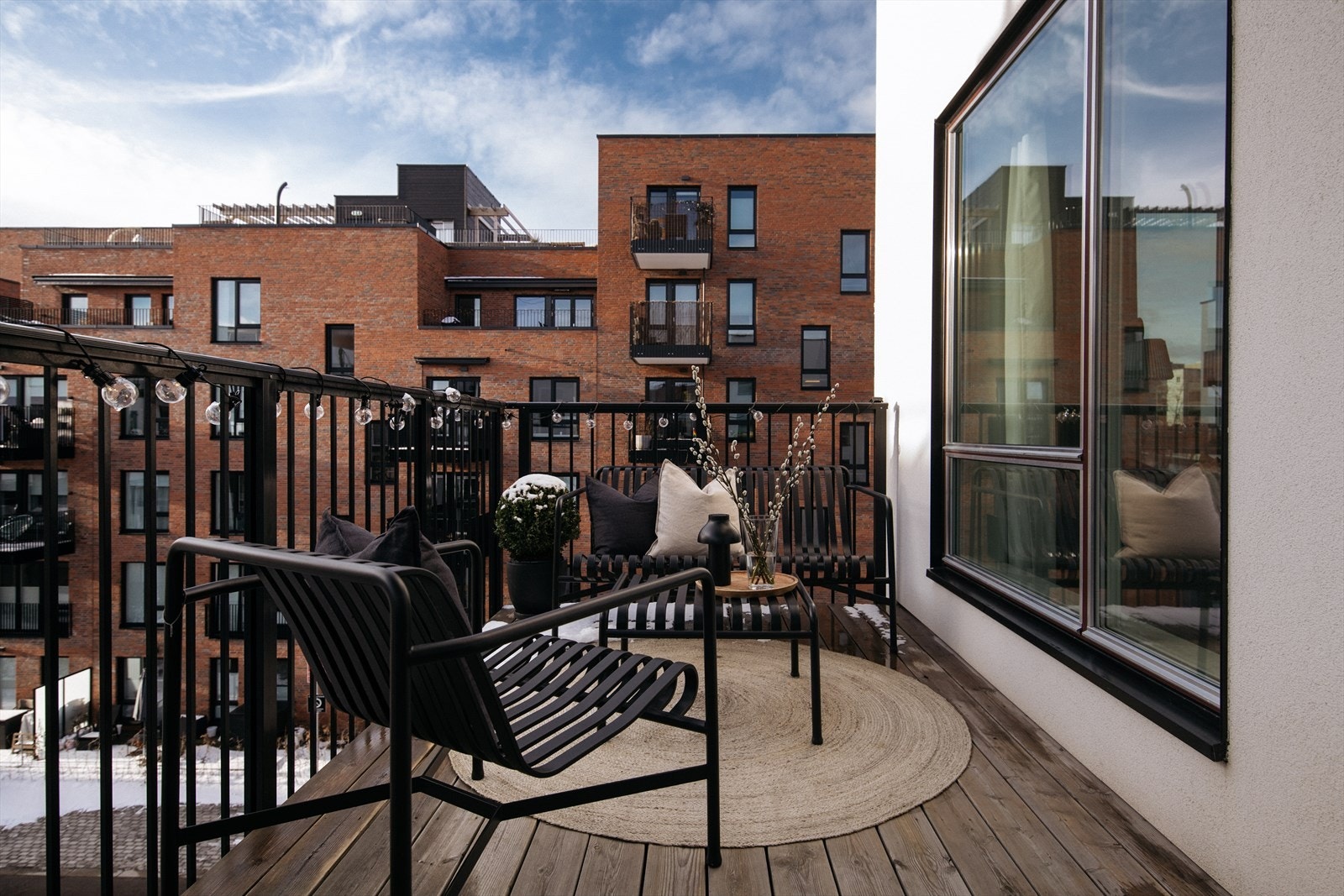 Balkongen har sol både på dag- og kveldstid Galleribilde