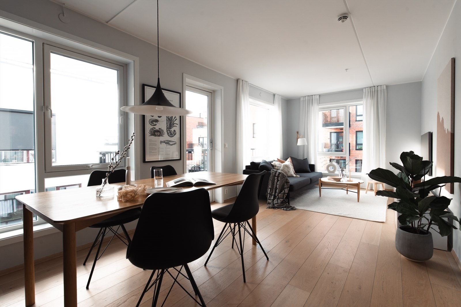 Leiligheten har mye lysinnslipp med store vindusflater og god takhøyde (2,5 m) Galleribilde