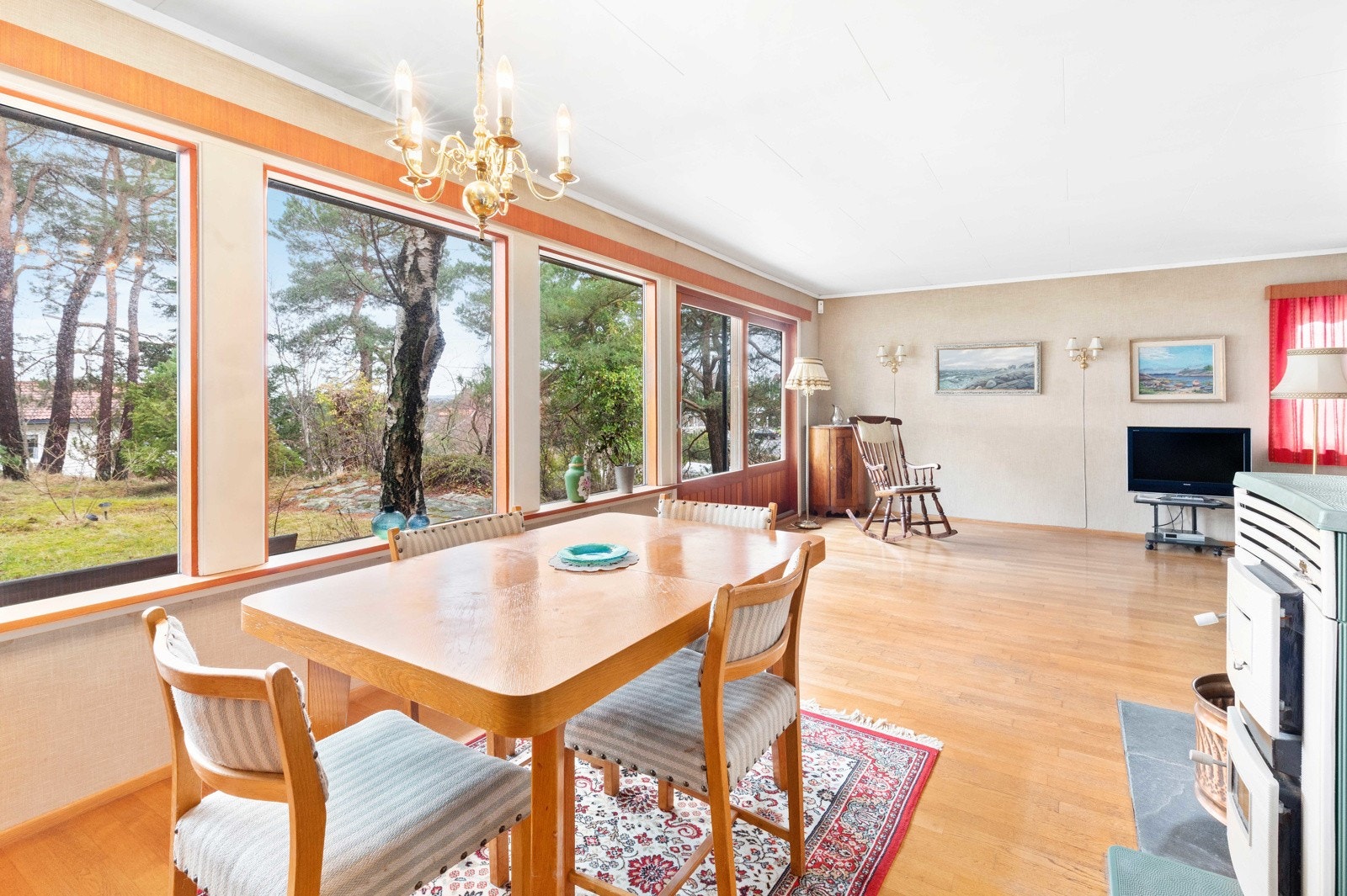 Romslig vinkelstue med store vinduer og godt lysinnslipp Galleribilde