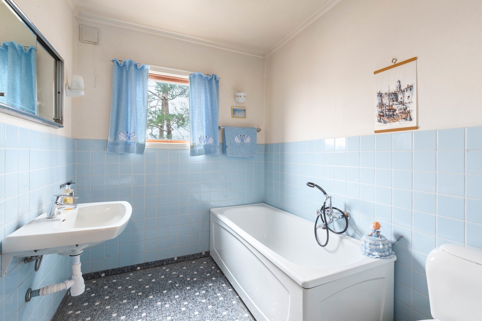 Badet oppe har kar, wc og servant Galleribilde