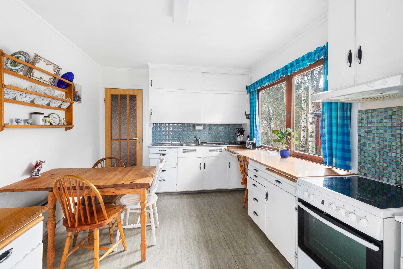 Kjøkken med plass til kjøkkenbord Galleribilde