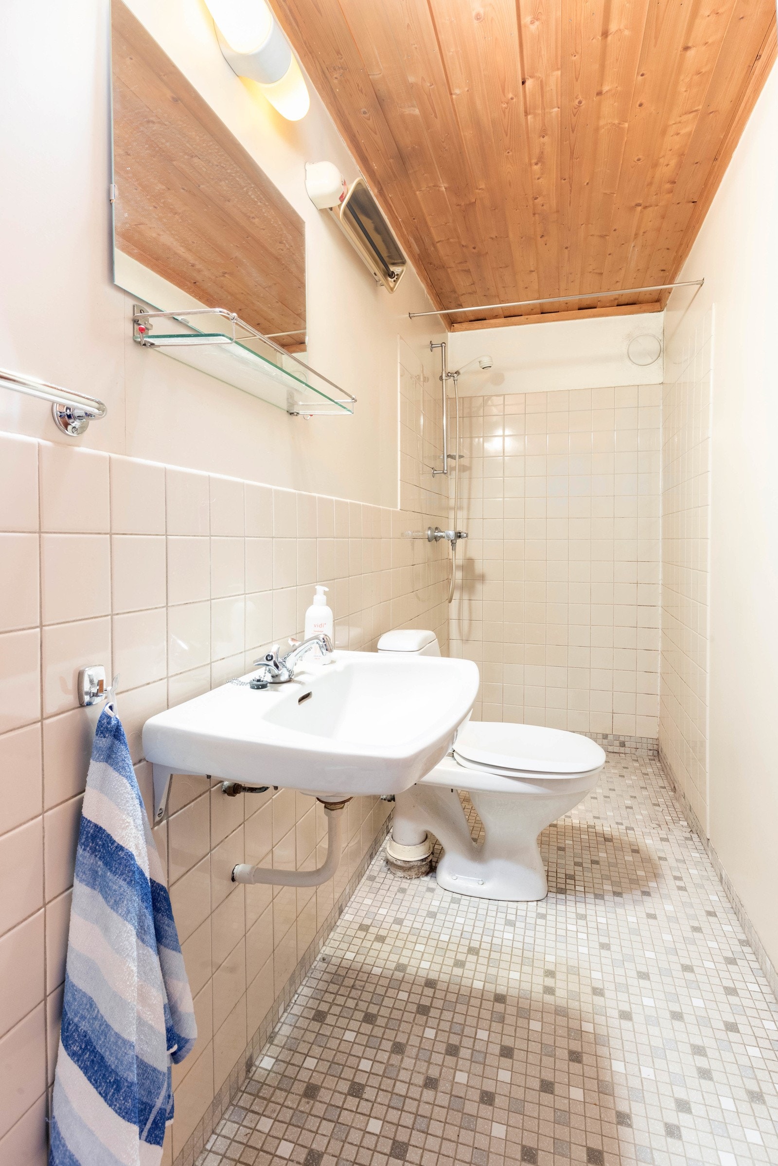 Dusjbad/wc nede Galleribilde