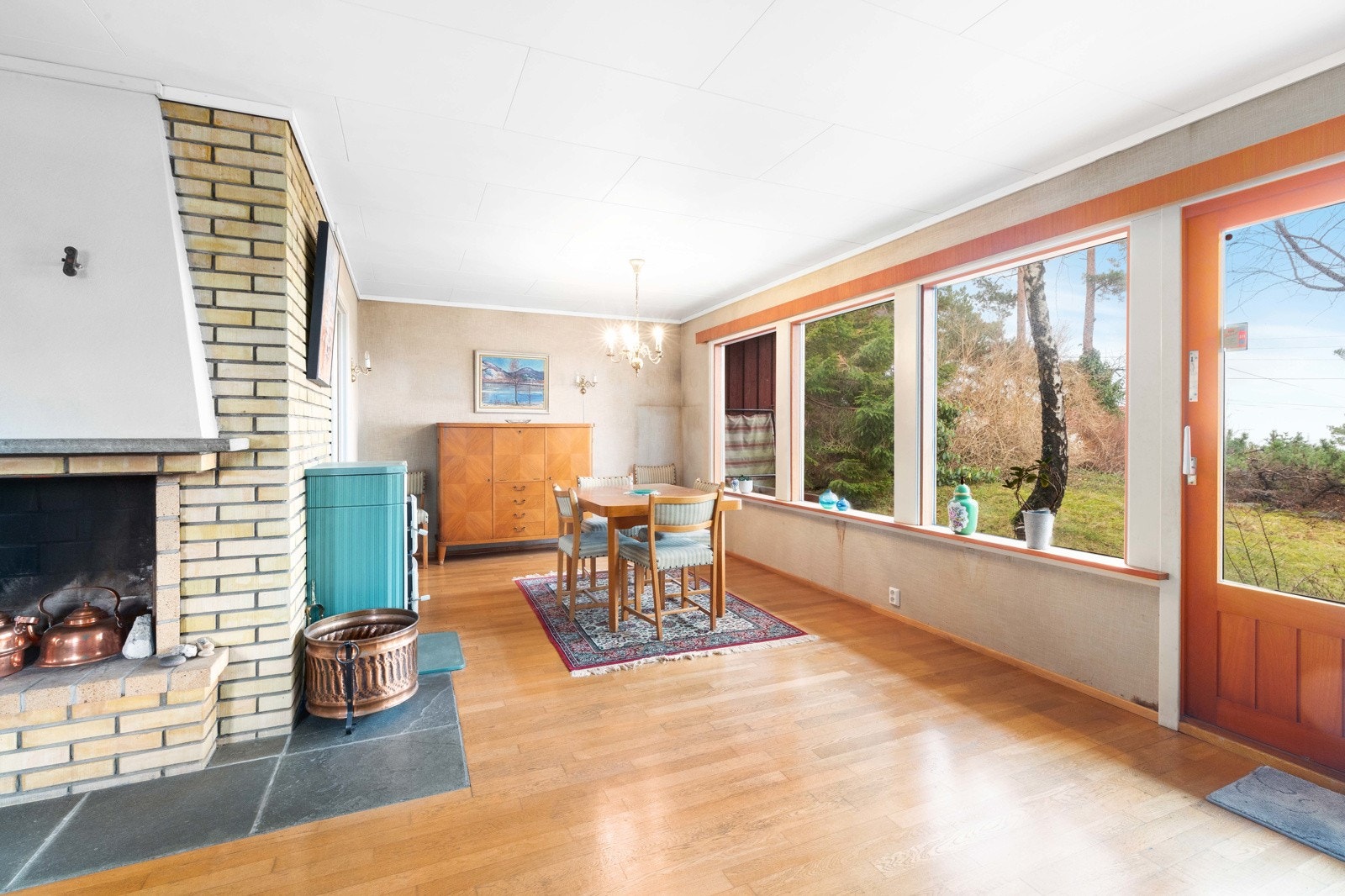 Fra stuen er det utgang til platting og tomt Galleribilde