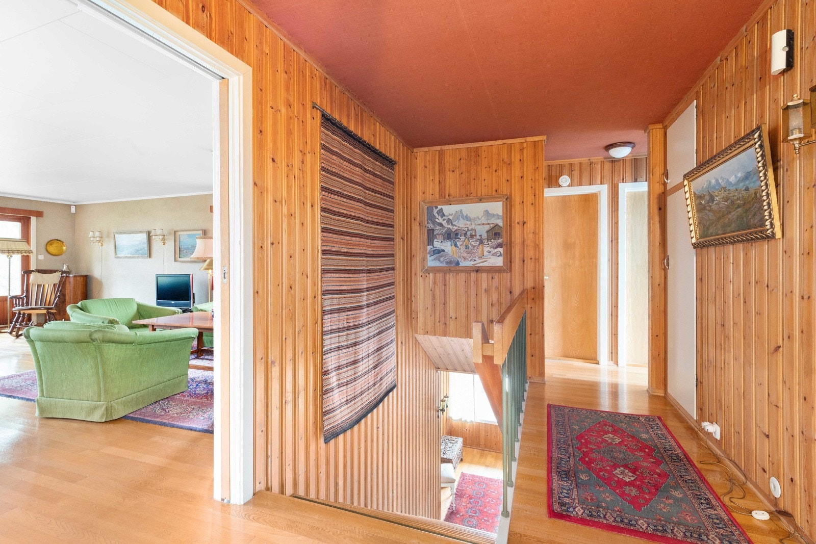 Hyggelig gang med lett tilkomst til de ulike rommene Galleribilde