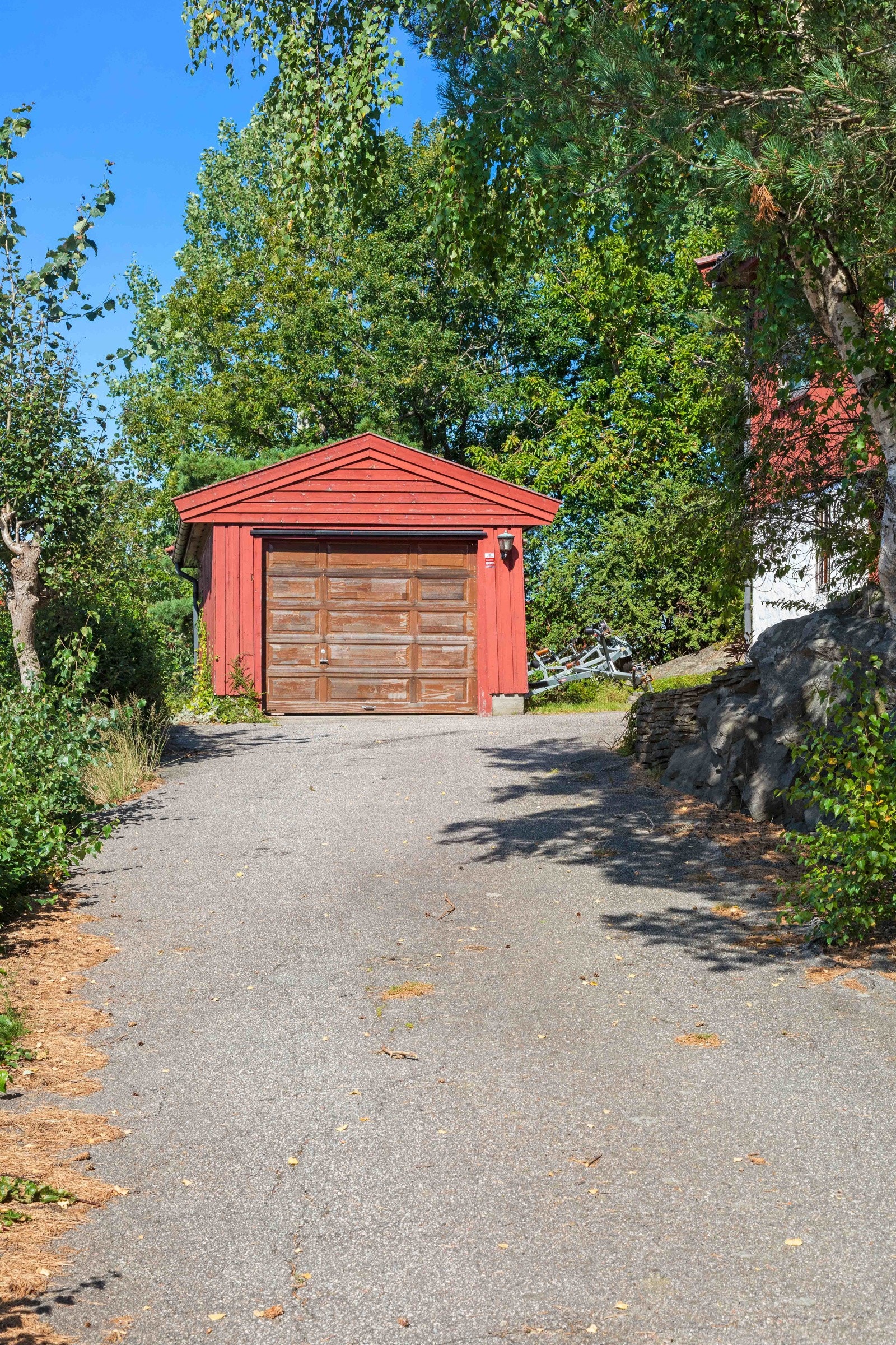 Enkel garasje på tomten Galleribilde