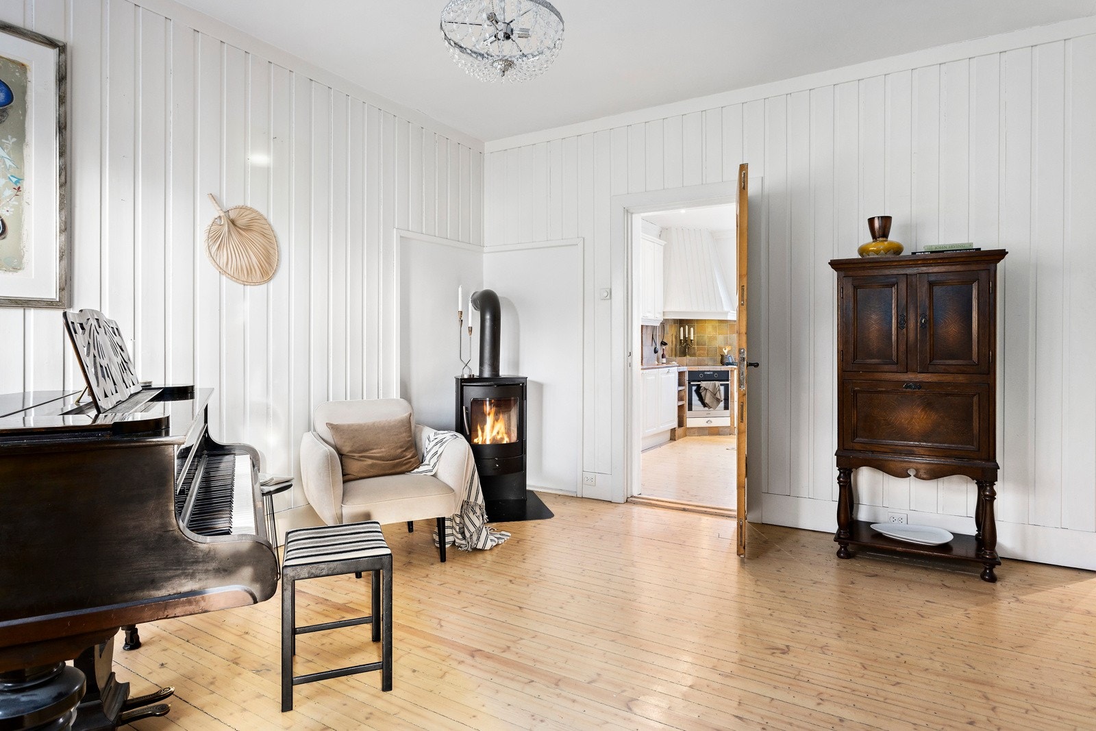 Det er en peis i rommet for både fyring og kos. Fra stuen er det blant annet inngang til det romslige kjøkkenet. Galleribilde