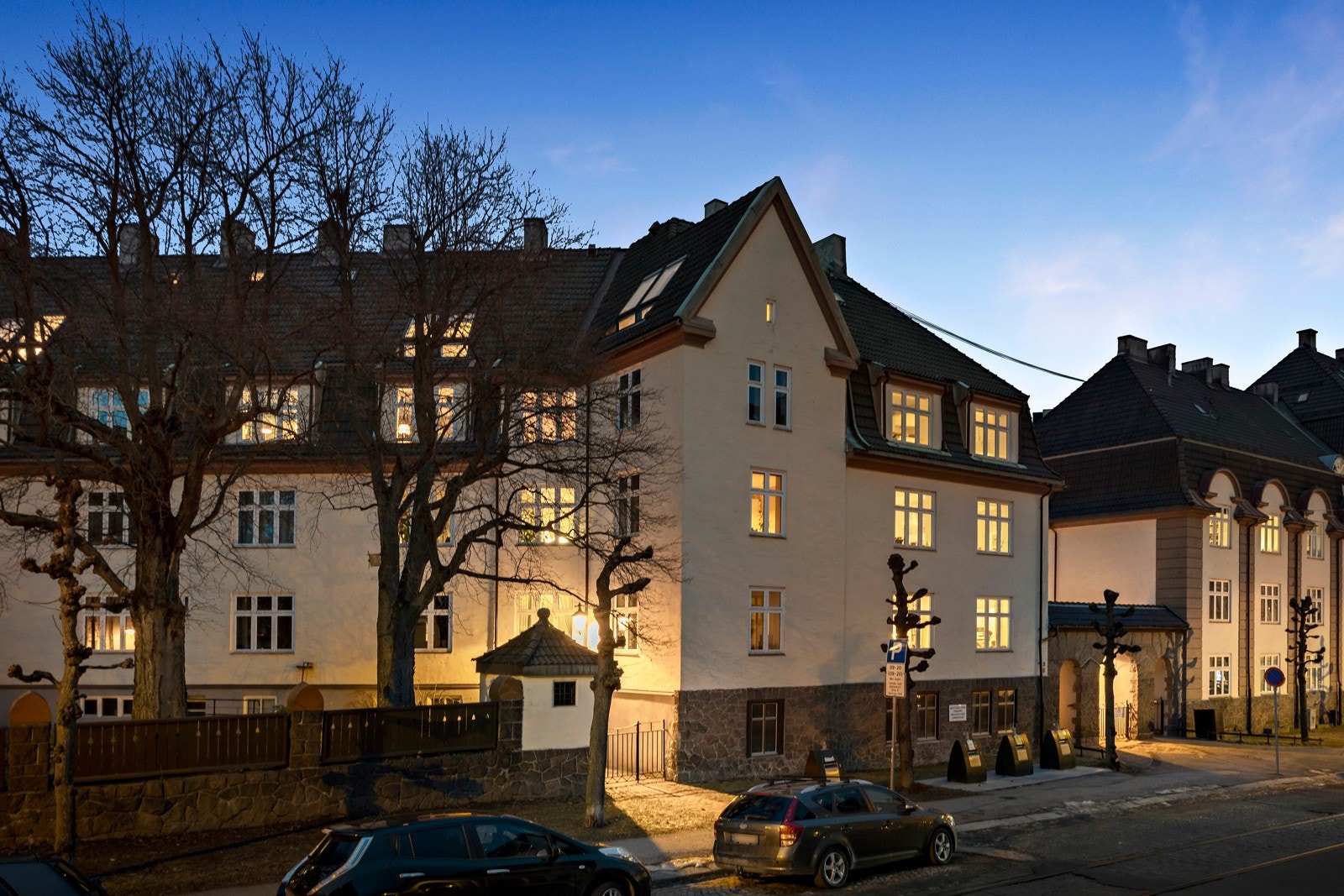 Forhagen til Kvartal II ligger skjermet til, sett til venstre i bildet. I bildet kan man også se deler av leiligheten som ligger belyst i toppen av bygget. Galleribilde