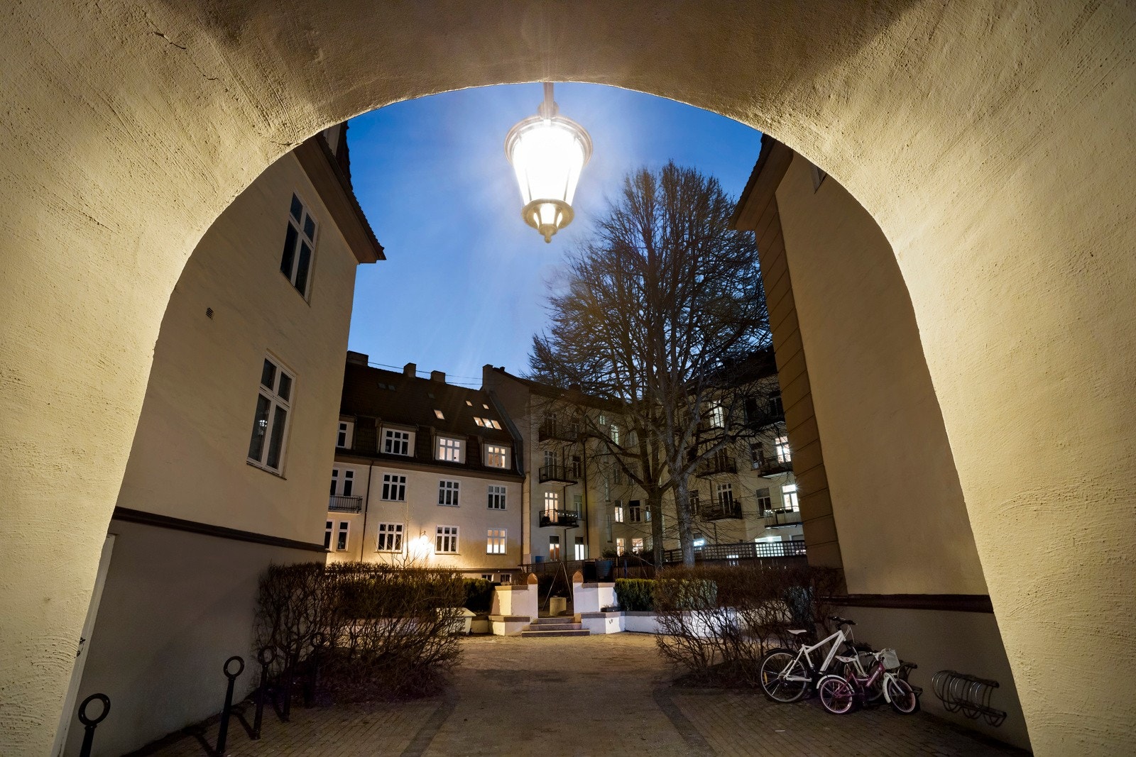 Portal inn til gårdsrom fra Bentsebrugata. Galleribilde