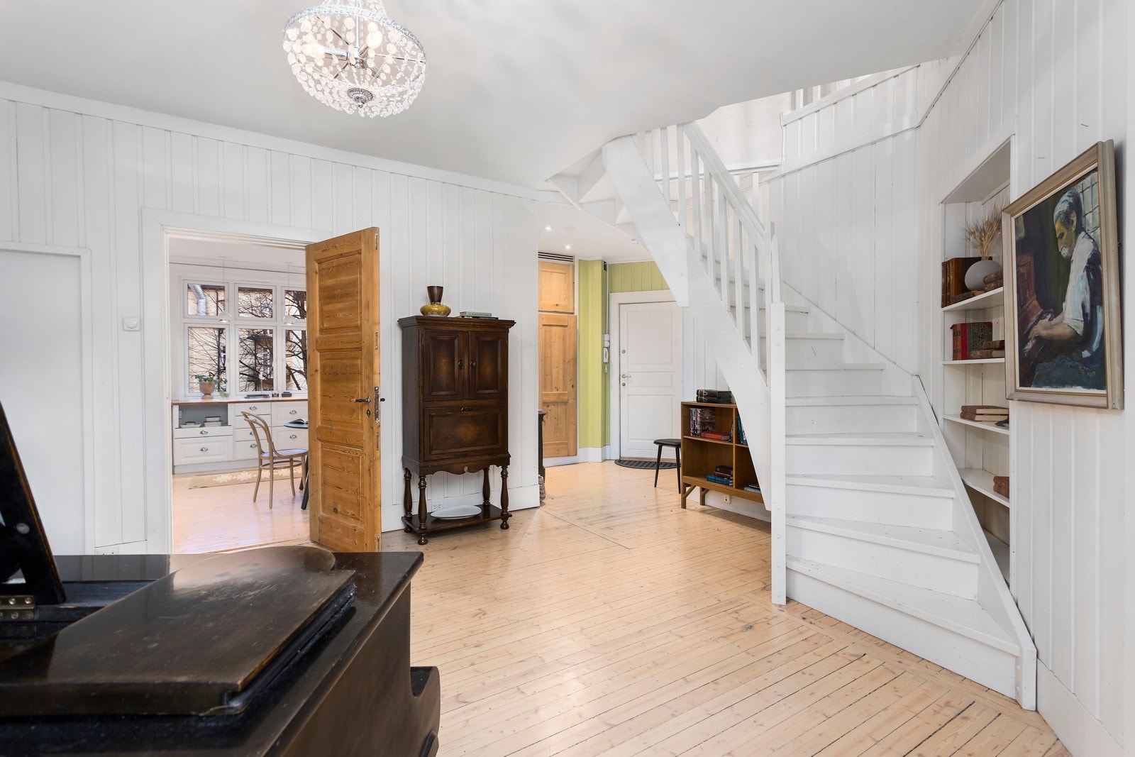 En herlig stue som binder sammen etasjen på en flott måte med inngang til samtlige rom i etasjen. Galleribilde