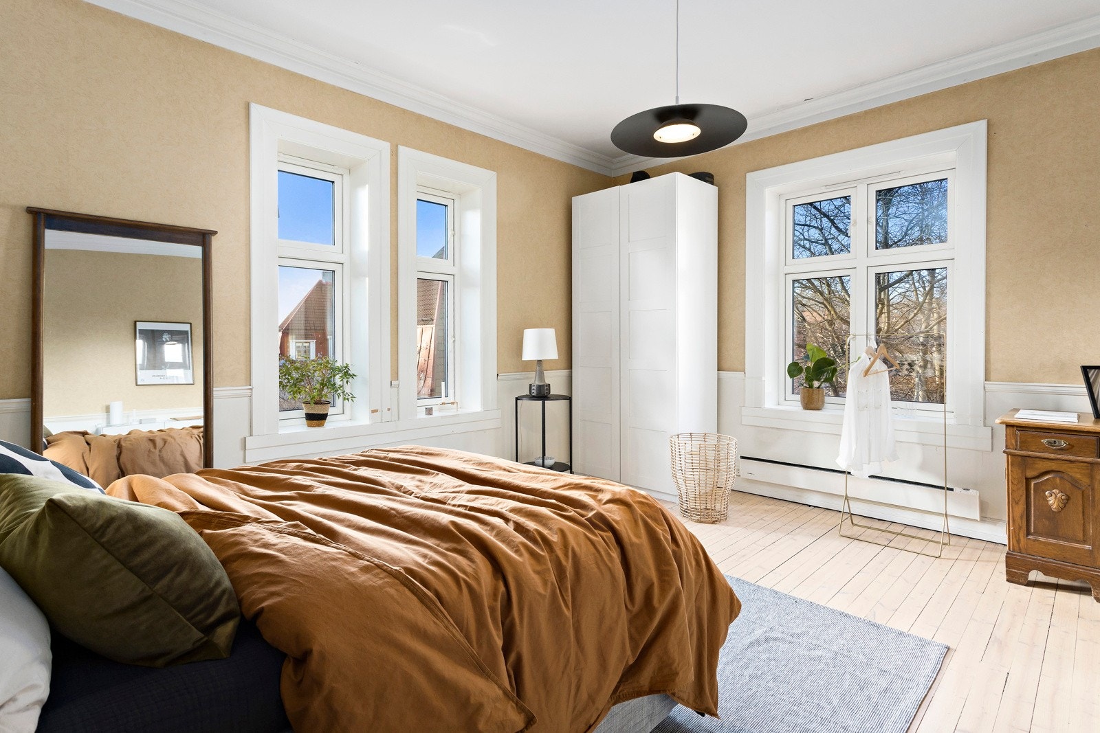 Lekkert soverom som ligger i hjørnet av bygget med to vindusflater som slipper inn rikelig med naturlig lys. Galleribilde