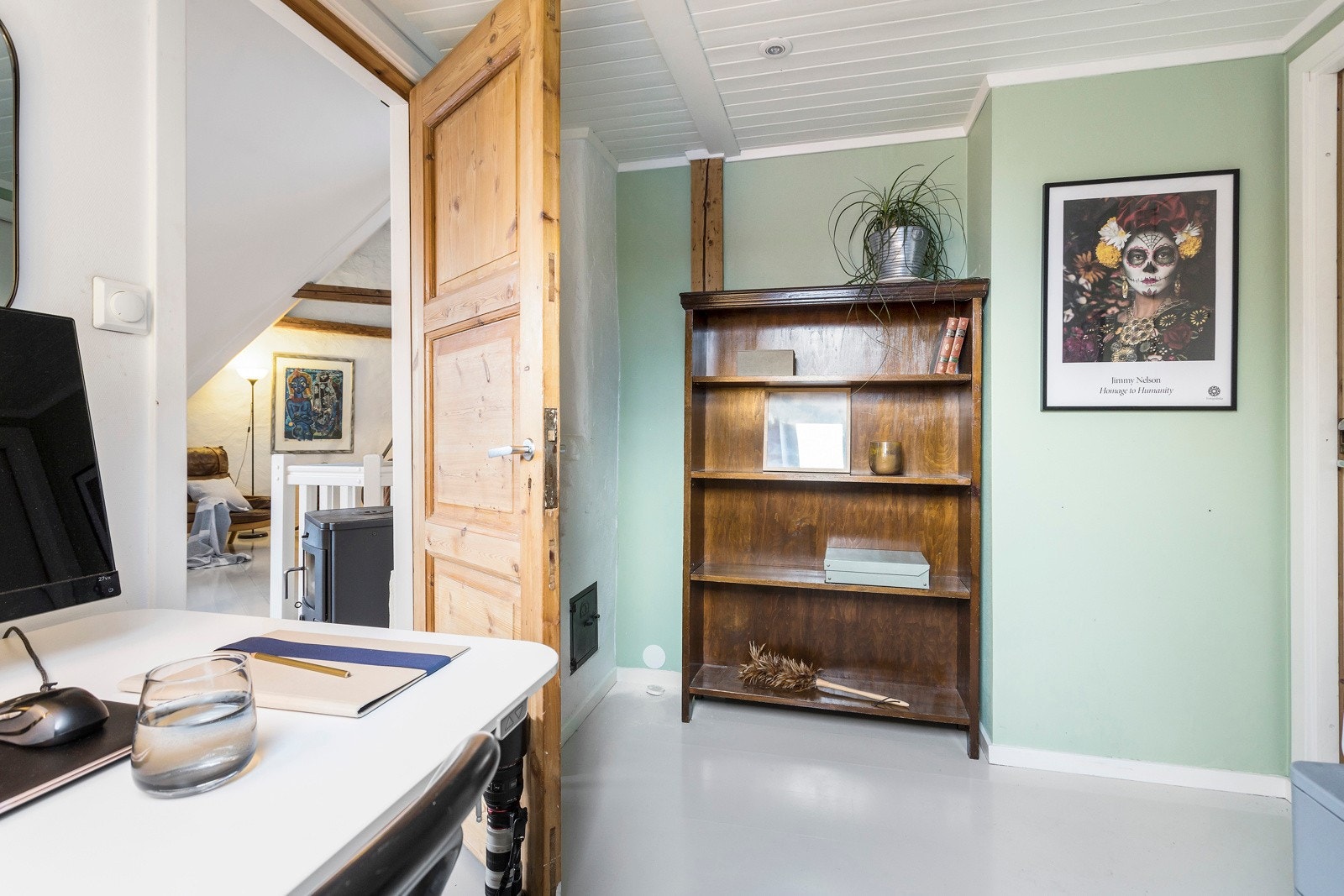 Fra rommet er det også en dør som går ut til felles trappeoppgang. Døren er lokalisert til høyre utenfor bildene. Galleribilde