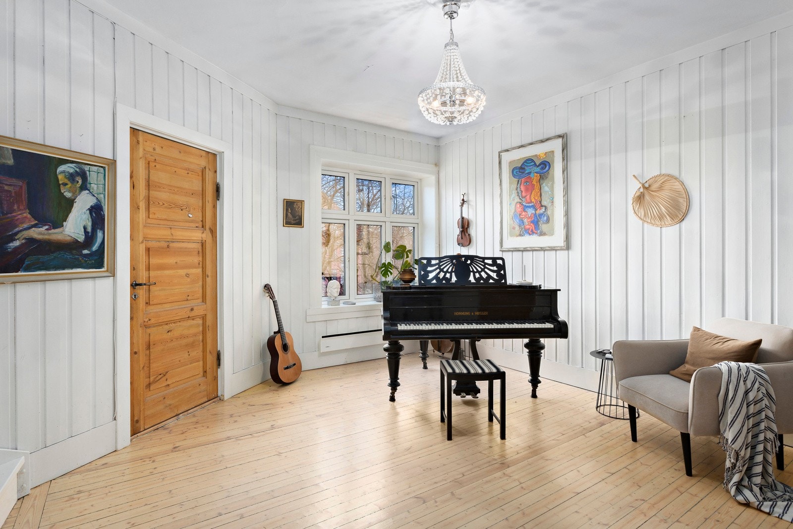 De store, klassiske vindusflatene samt den gode takhøyden på 2,79m i stuen skaper et flott oppholdsrom. Galleribilde