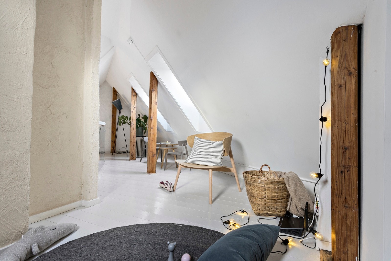 Hemsen har 3 takvinduer, nyere rekkverk i glass mot loftstuen og enkel trappeadkomst fra loftstuen via nyere, hvitmalt heltre trapp. Malt tregulv. Galleribilde