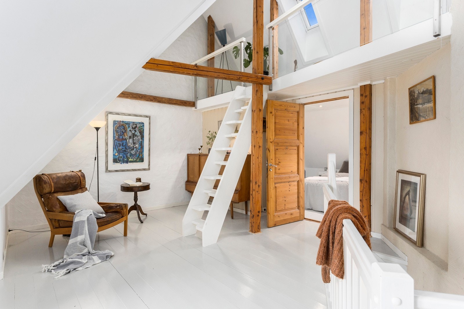 Hyggelig lesekrok i enden av stuen som også kan benyttes som hjemmekontor, perfekt i disse dager. Galleribilde