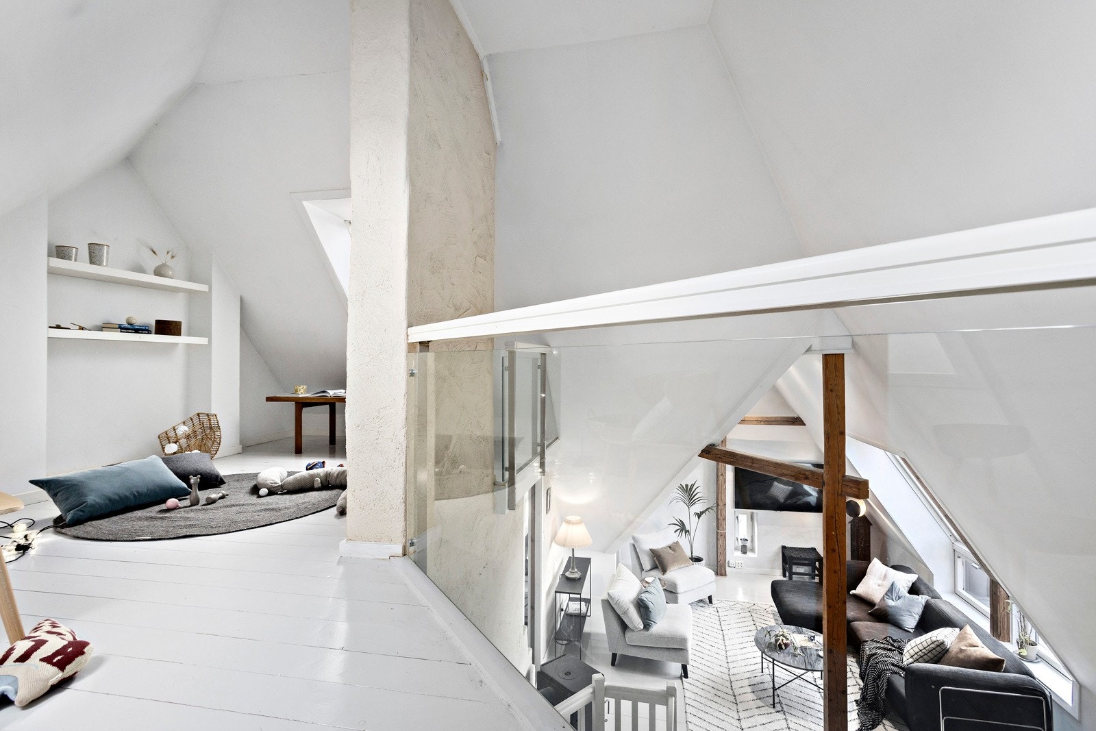 Romslig og lys hems med naturlig sove- eller kontorplass. Hemsen er åpen mot loftstuen. Galleribilde