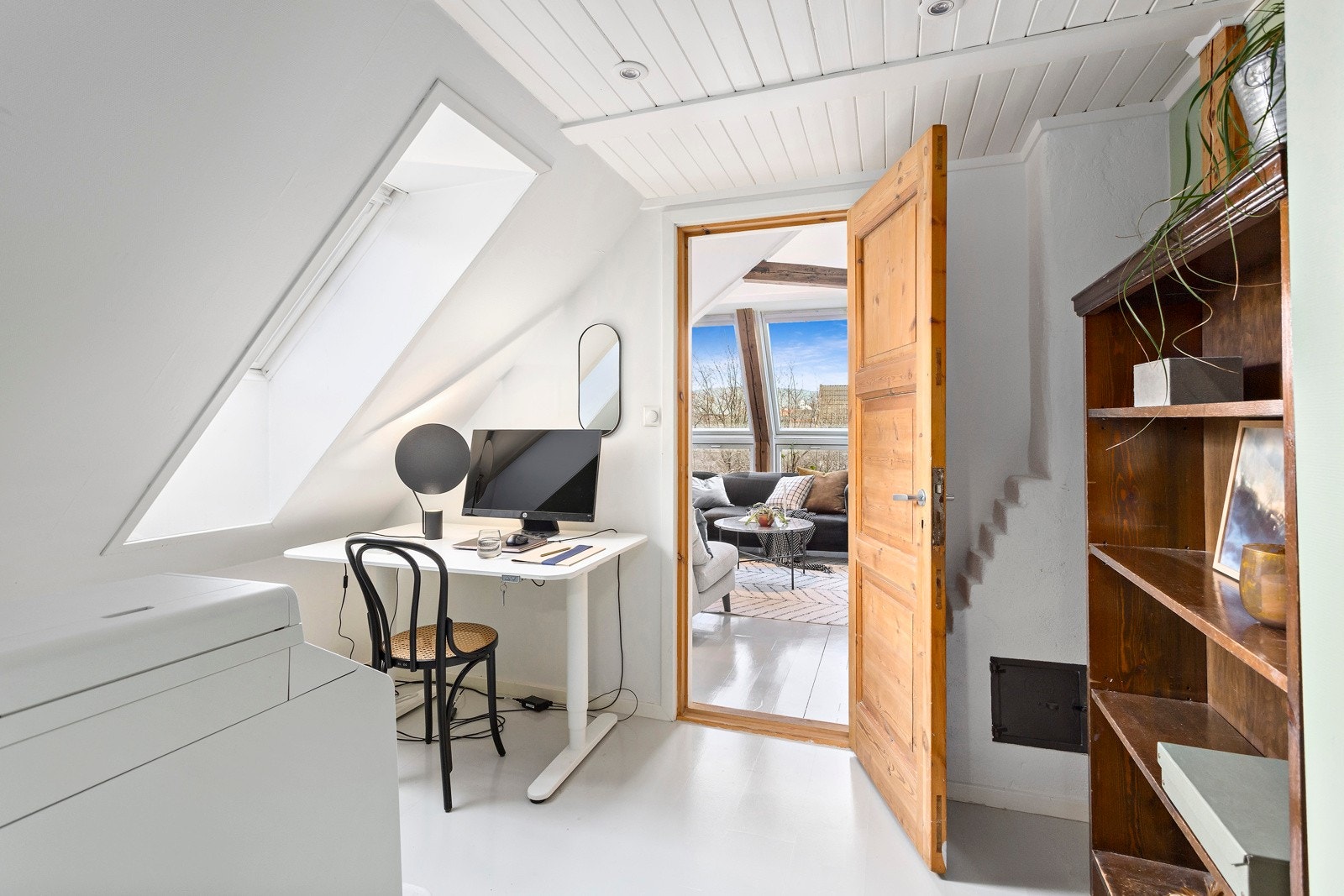 Mindre soverom med utgang til felles trappeoppgang. Soverommet vender ut mot Bentsebrugata og egner seg perfekt som et kontor/gjesterom/barnerom el.l. Galleribilde