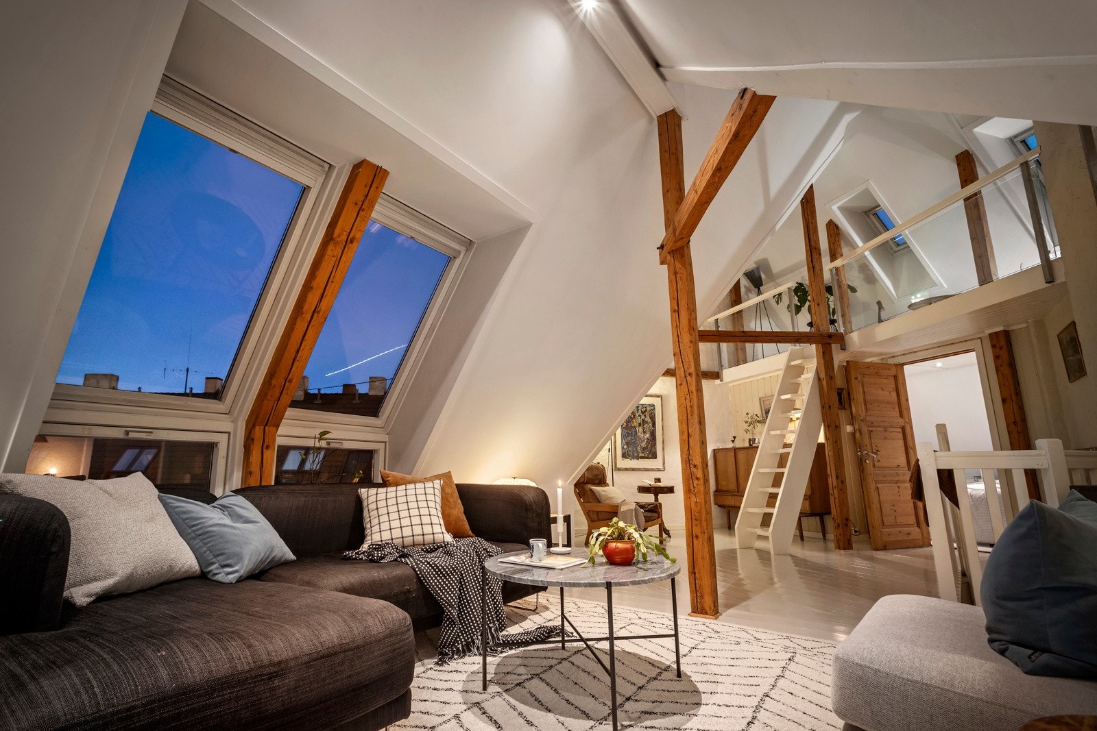 Romslig loftstue med en særdeles god takhøyde målt til 4,89m på det aller høyeste og 3,27m målt i stuen. Galleribilde