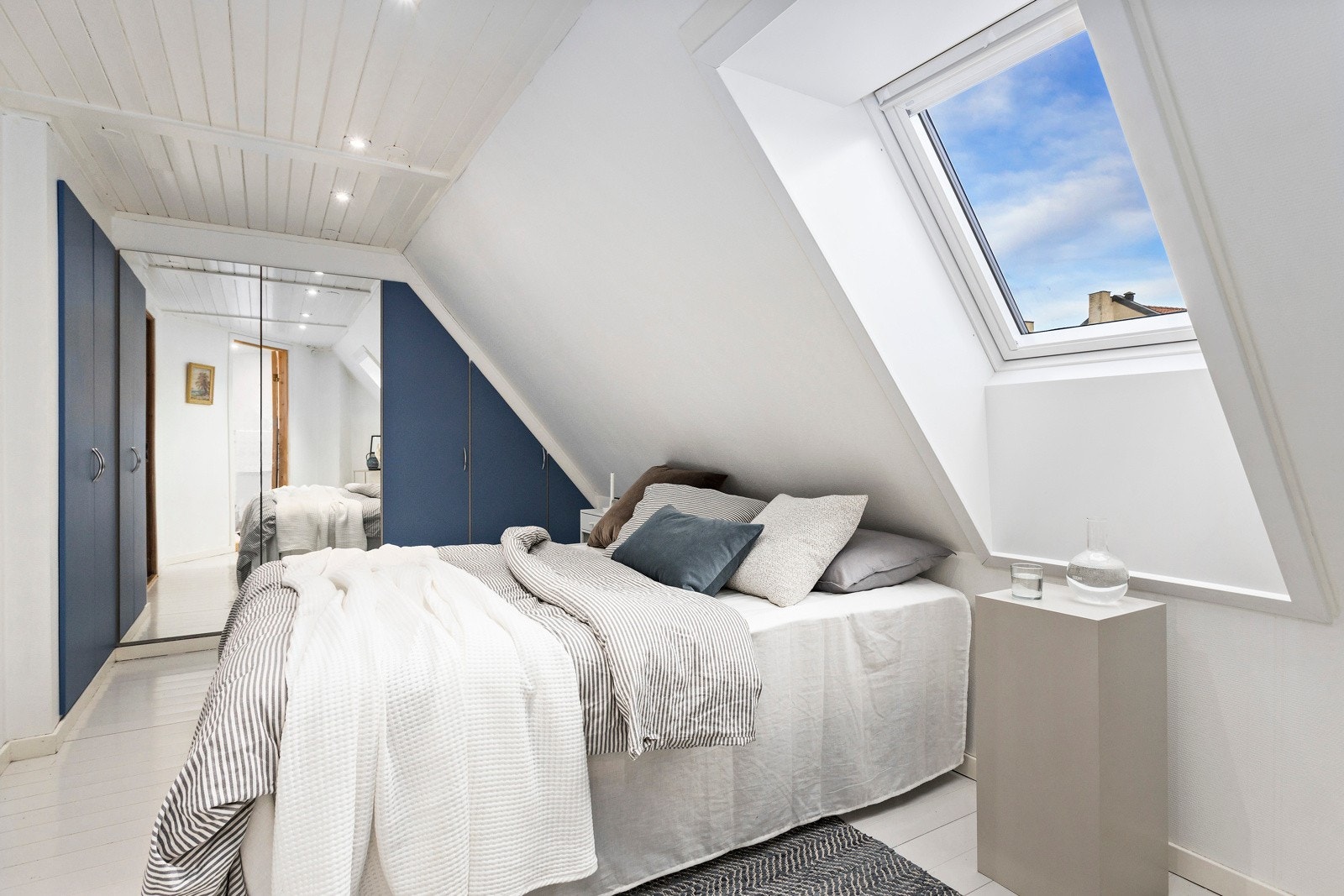 Romslig hovedsoverom med god plass til å innrede med dobbeltseng hvor det er etablert garderobeskap. Galleribilde