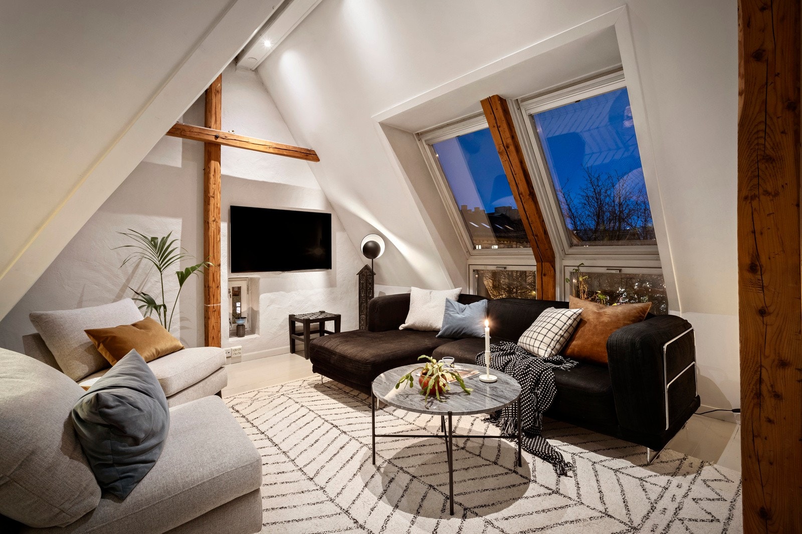 Det er flere takvinduer i rommet som slipper inn rikelig med naturlig lys. Fra stuen er det også et pent utsyn mot forhage og Bentsebrugata. Galleribilde