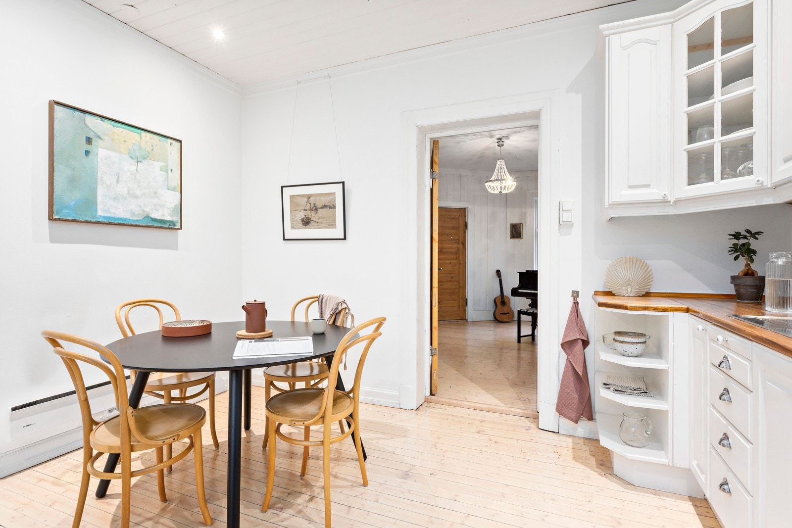 Det er plass til å innrede med en spisegruppe hvor du kan invitere venner og bekjente til fantastiske måltider! Galleribilde